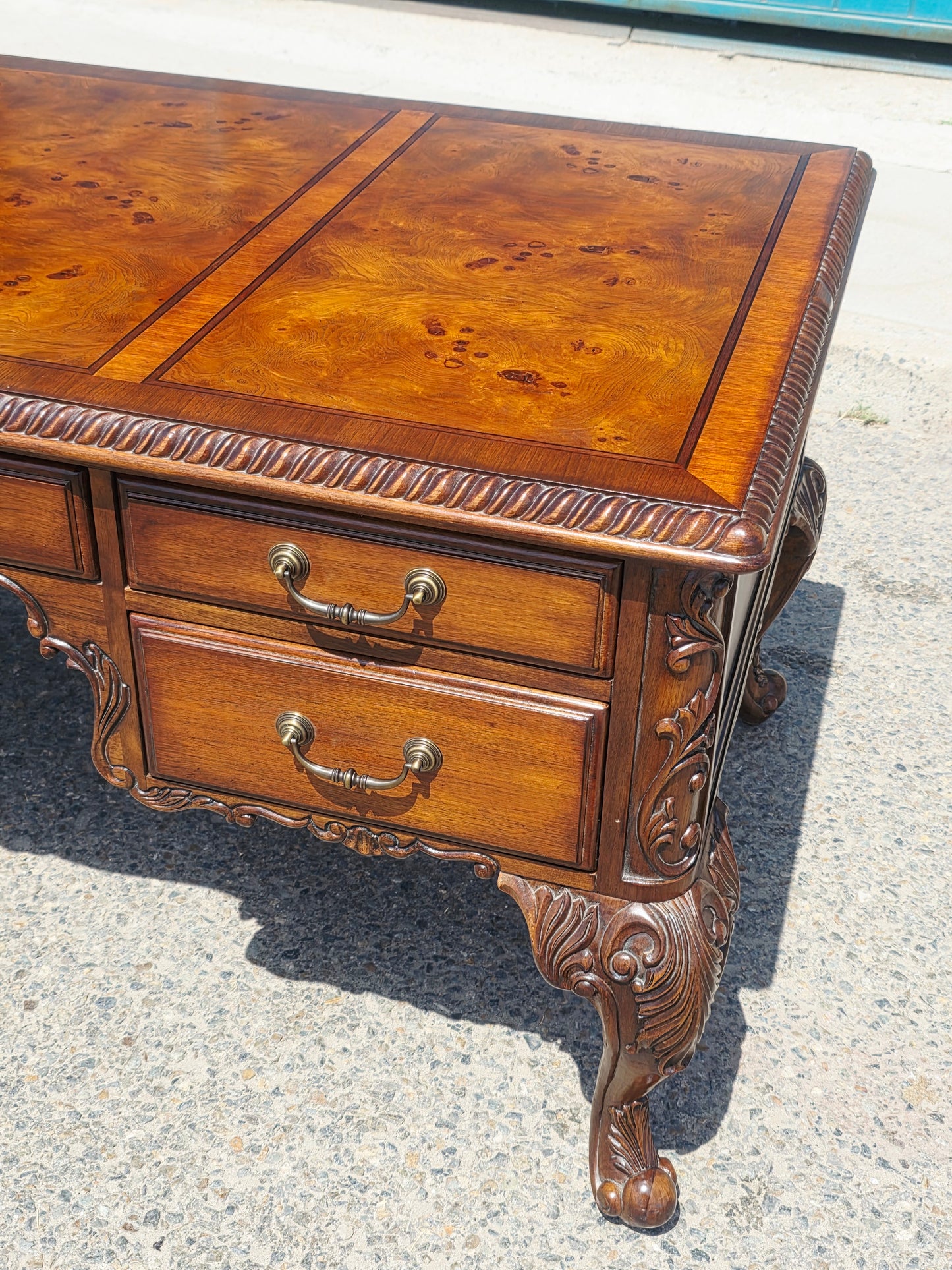 Executive Walnut Wood Desk – Classic Elegance and Distinction 🕰️🪙✨