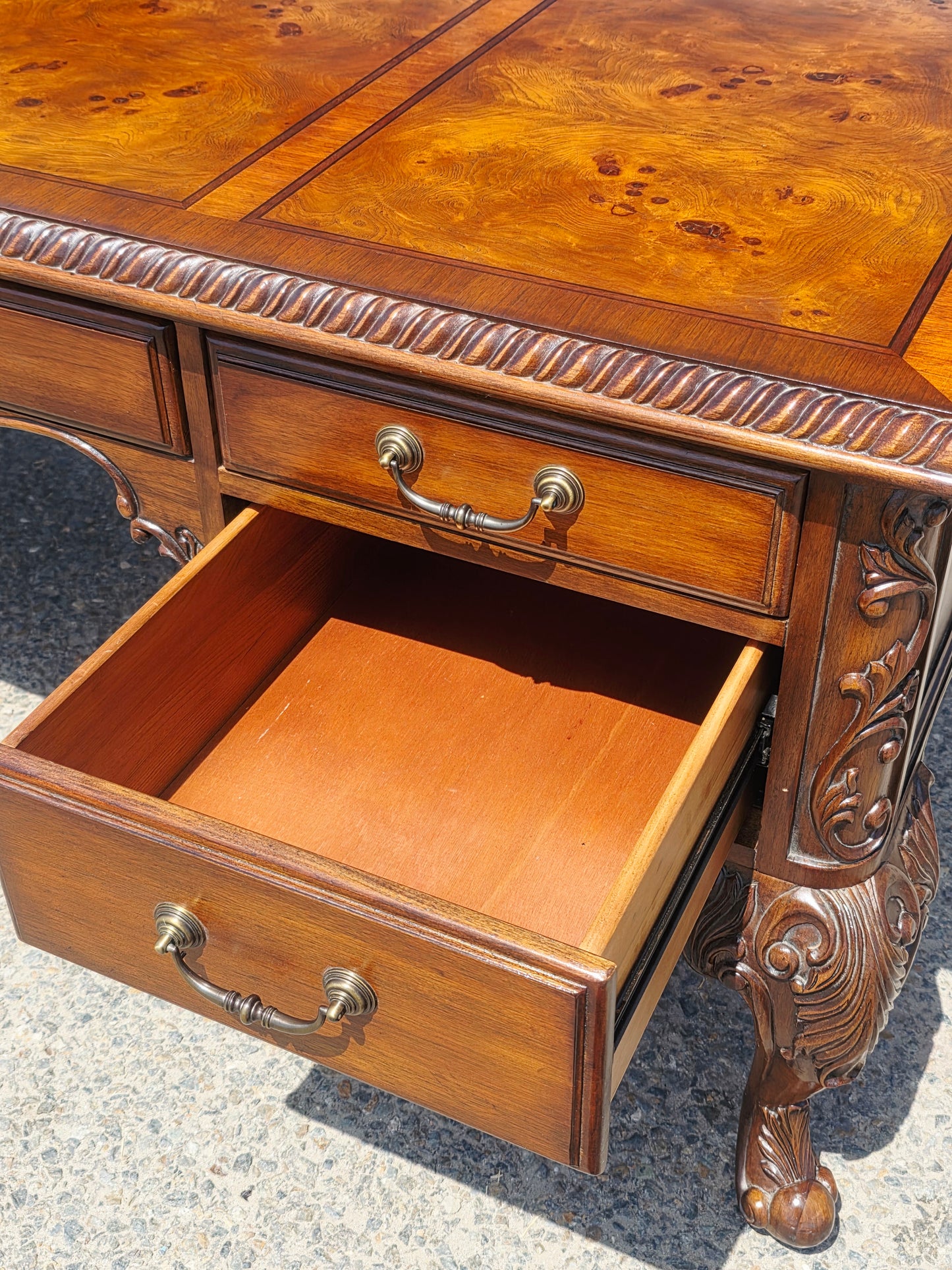 Executive Walnut Wood Desk – Classic Elegance and Distinction 🕰️🪙✨