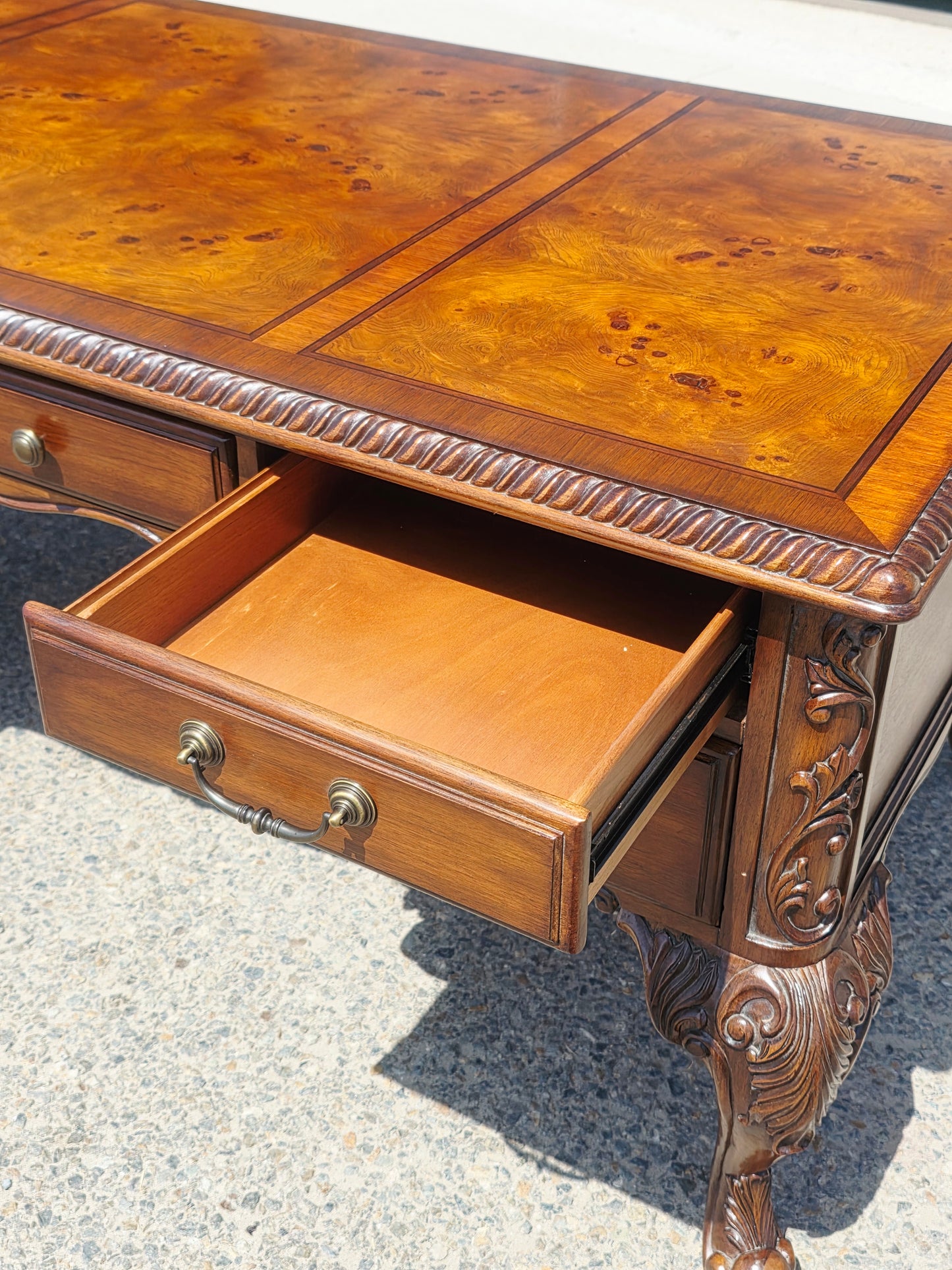 Executive Walnut Wood Desk – Classic Elegance and Distinction 🕰️🪙✨