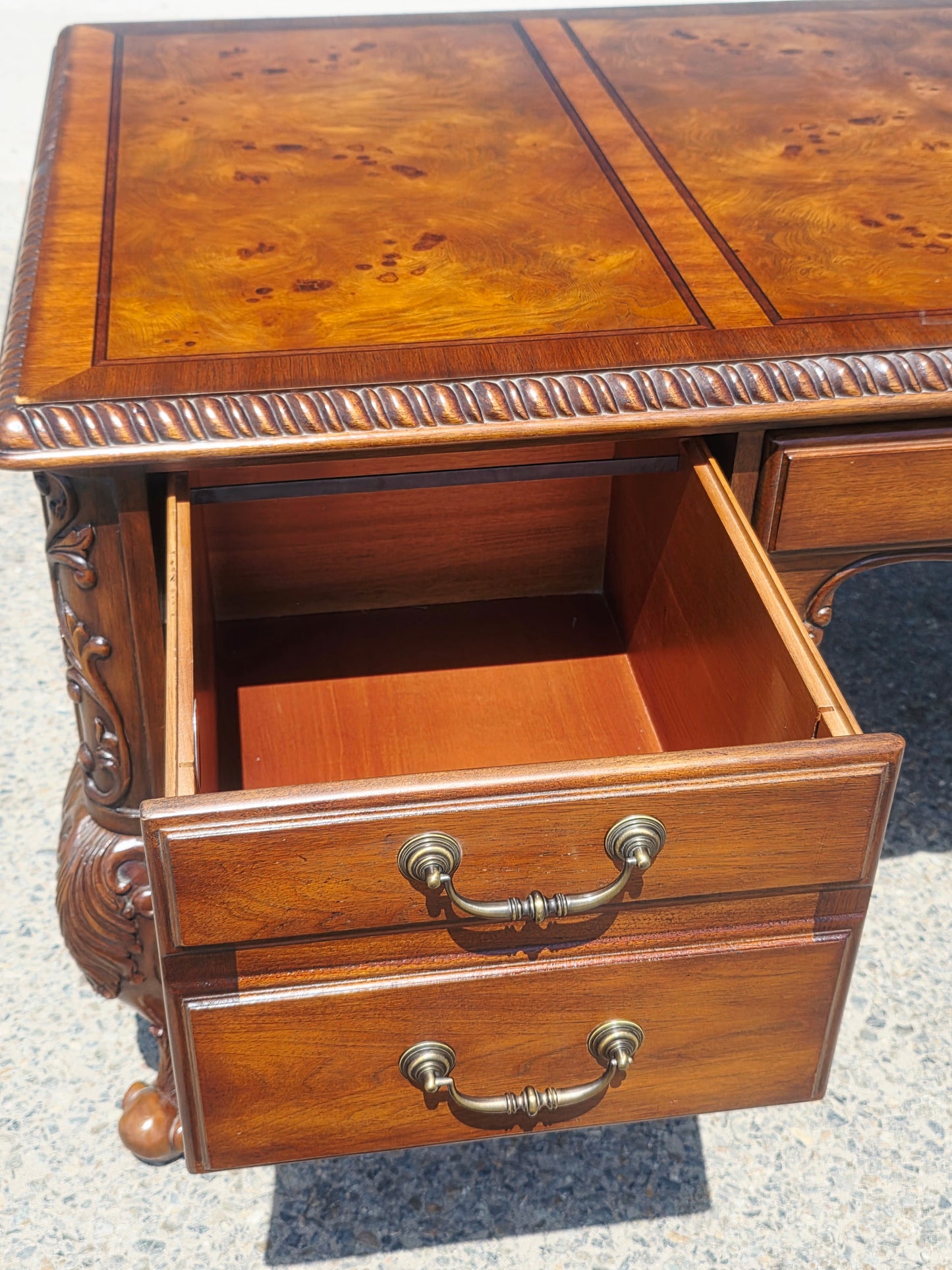 Executive Walnut Wood Desk – Classic Elegance and Distinction 🕰️🪙✨