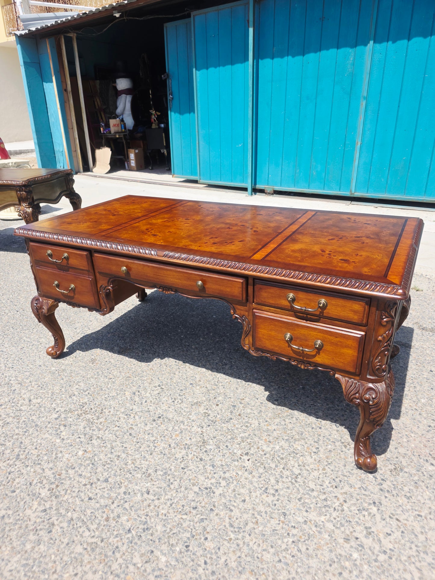 Executive Walnut Wood Desk – Classic Elegance and Distinction 🕰️🪙✨