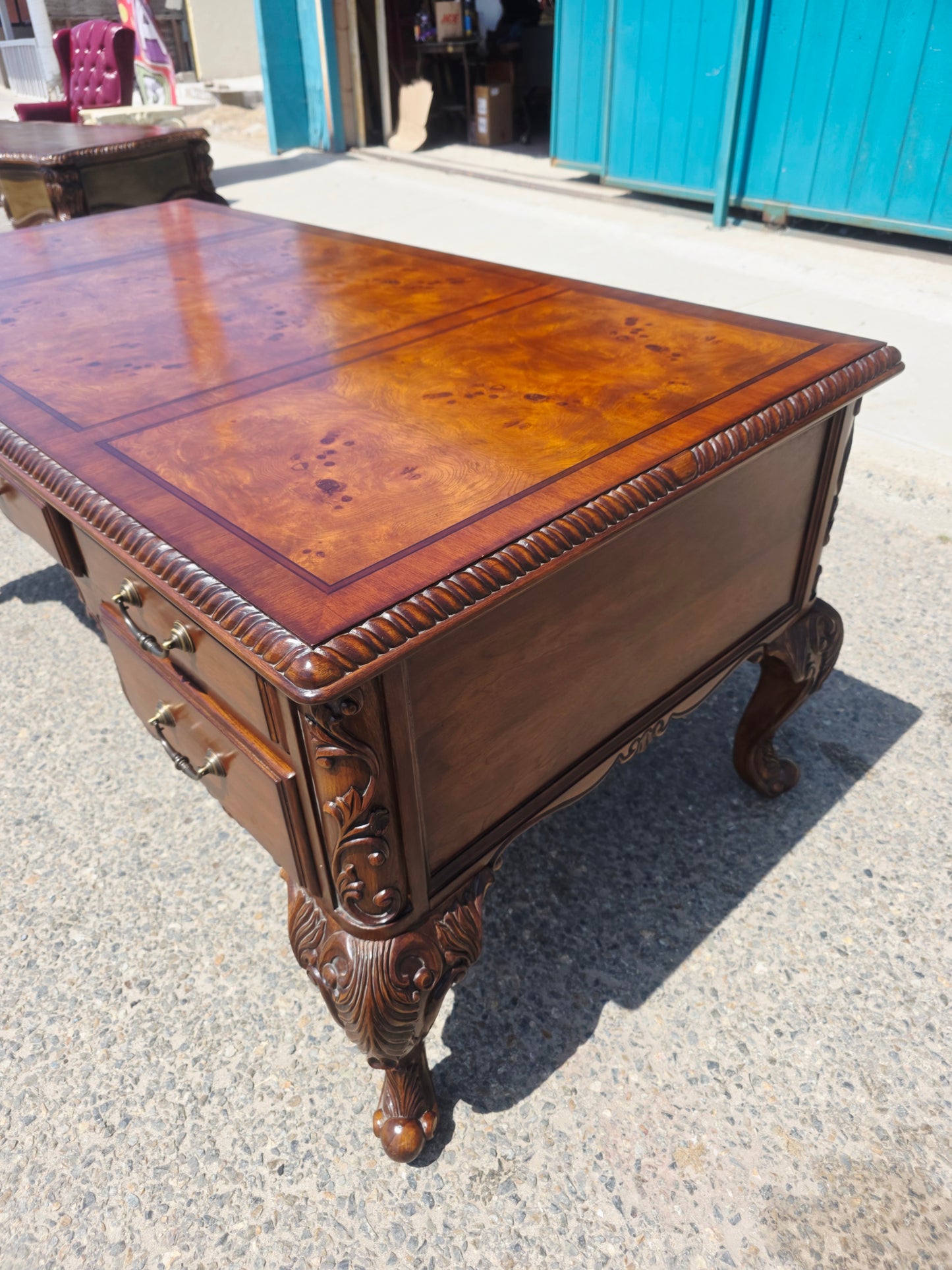 Executive Walnut Wood Desk – Classic Elegance and Distinction 🕰️🪙✨