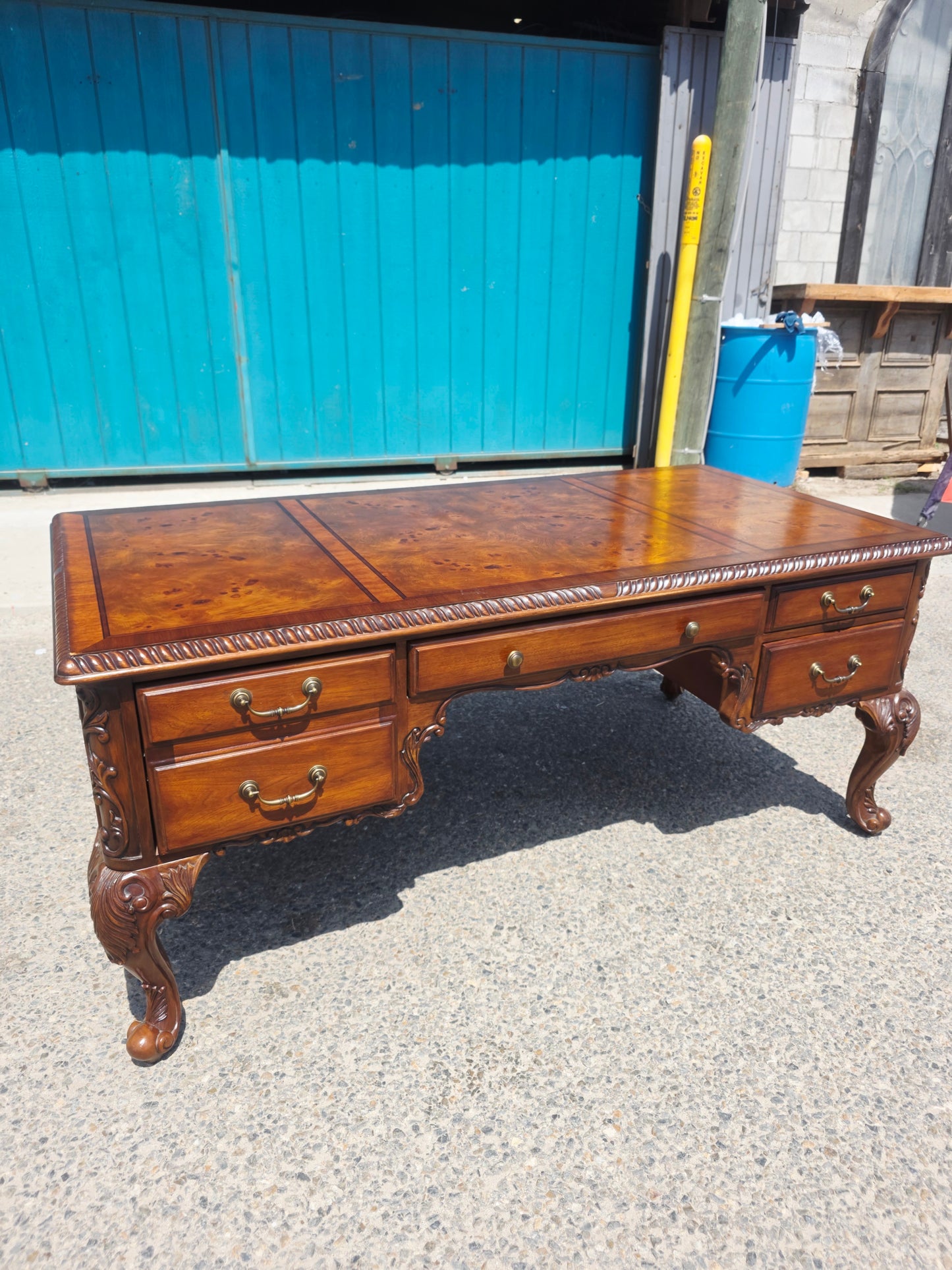 Executive Walnut Wood Desk – Classic Elegance and Distinction 🕰️🪙✨