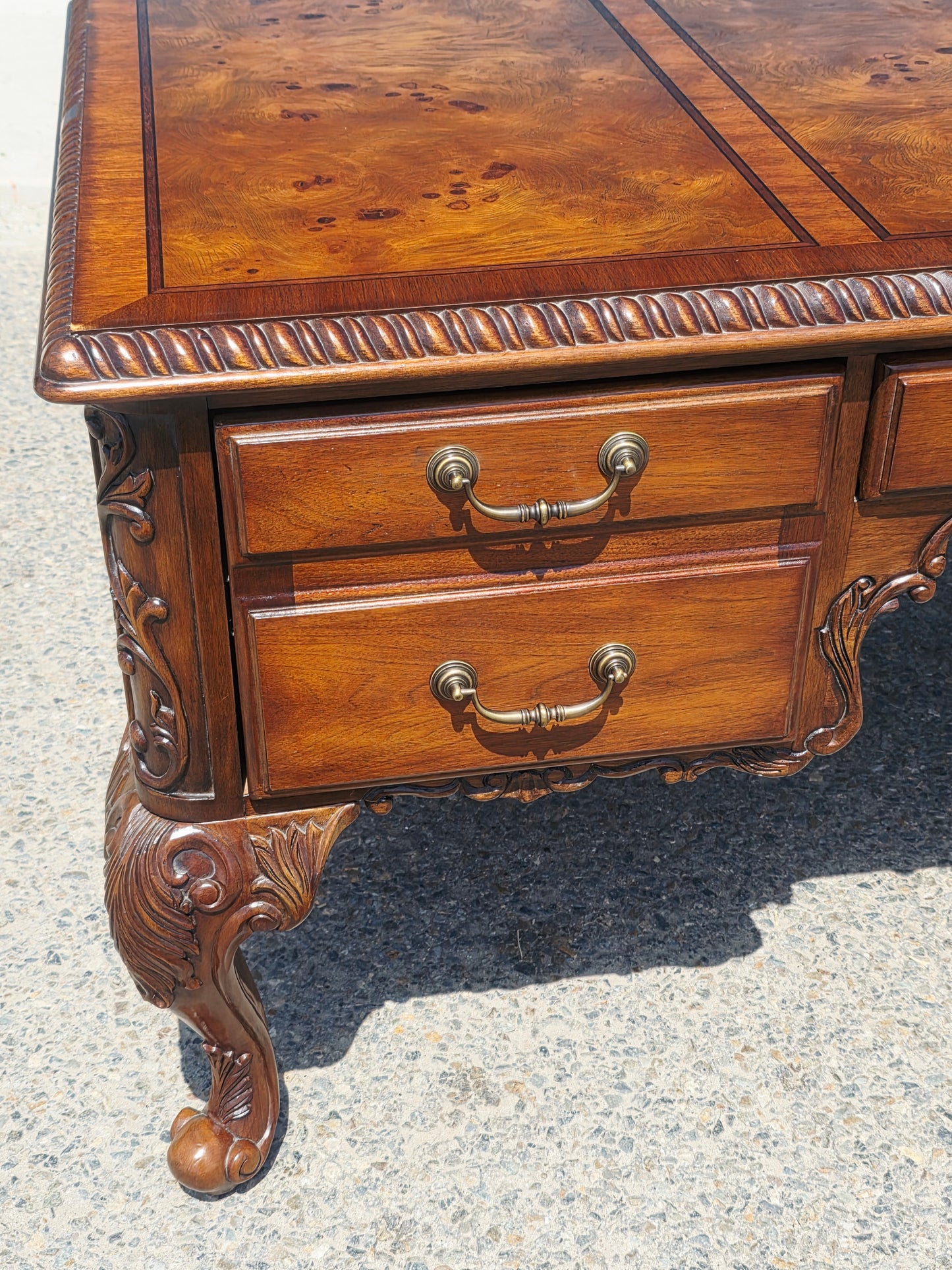 Executive Walnut Wood Desk – Classic Elegance and Distinction 🕰️🪙✨