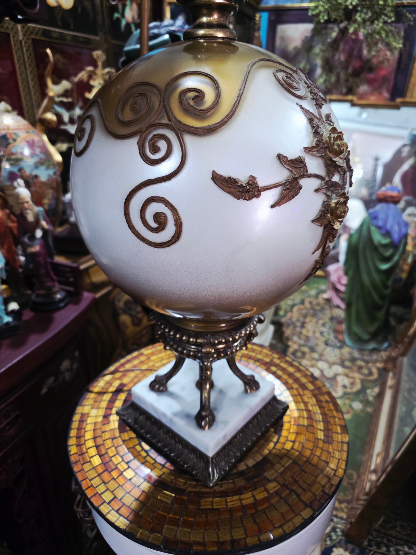 Pair of Imperial Lamps with Golden Spherical Base 🕰️🪙✨🌸
