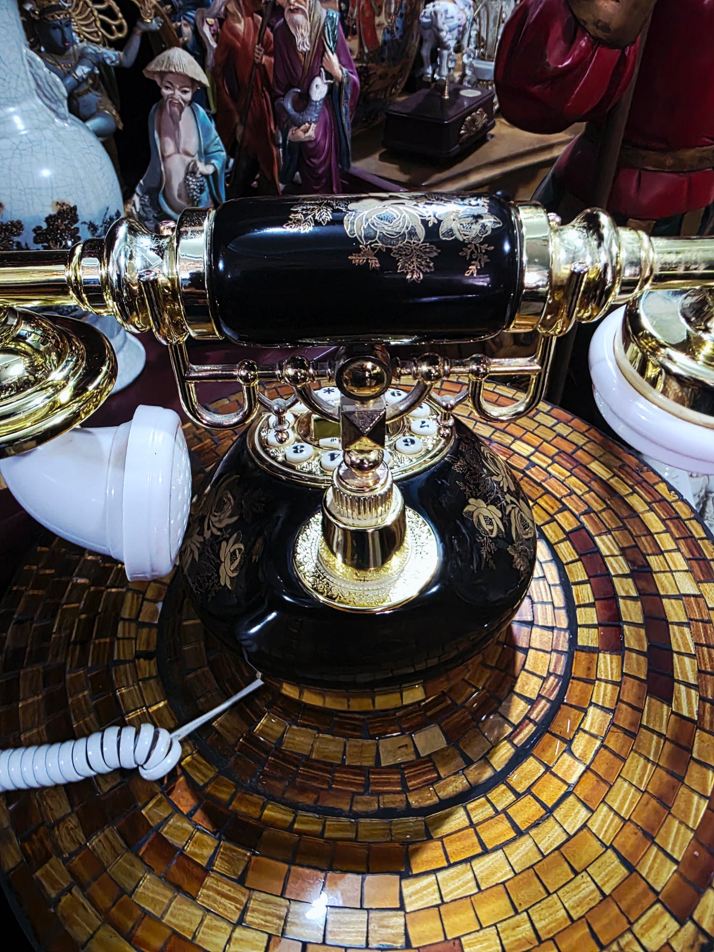 Retro Vintage Telephone – Classic Elegance in Working Order 🪞🕰️🌿