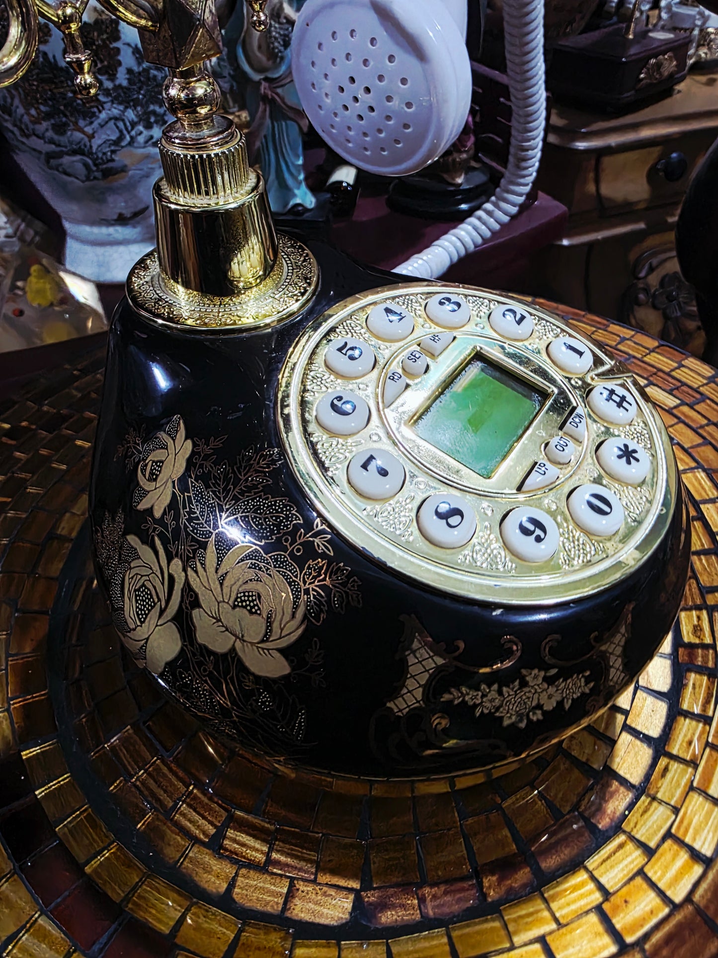 Retro Vintage Telephone – Classic Elegance in Working Order 🪞🕰️🌿