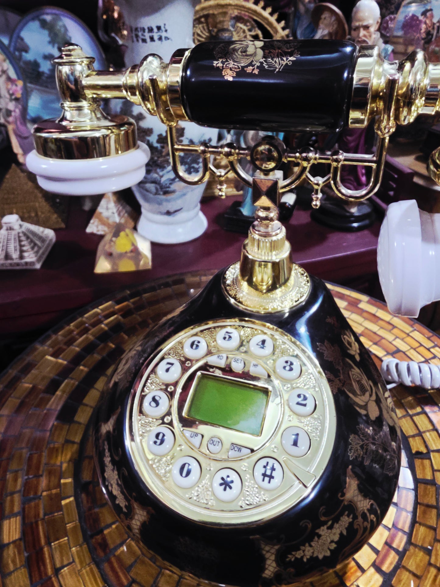 Retro Vintage Telephone – Classic Elegance in Working Order 🪞🕰️🌿