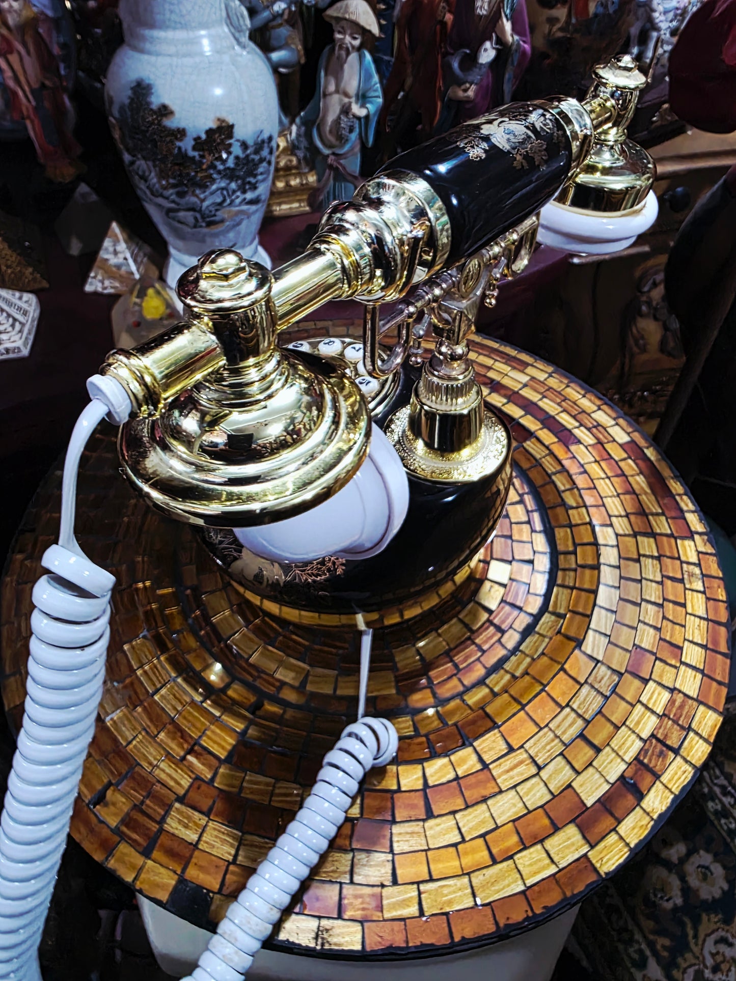 Retro Vintage Telephone – Classic Elegance in Working Order 🪞🕰️🌿
