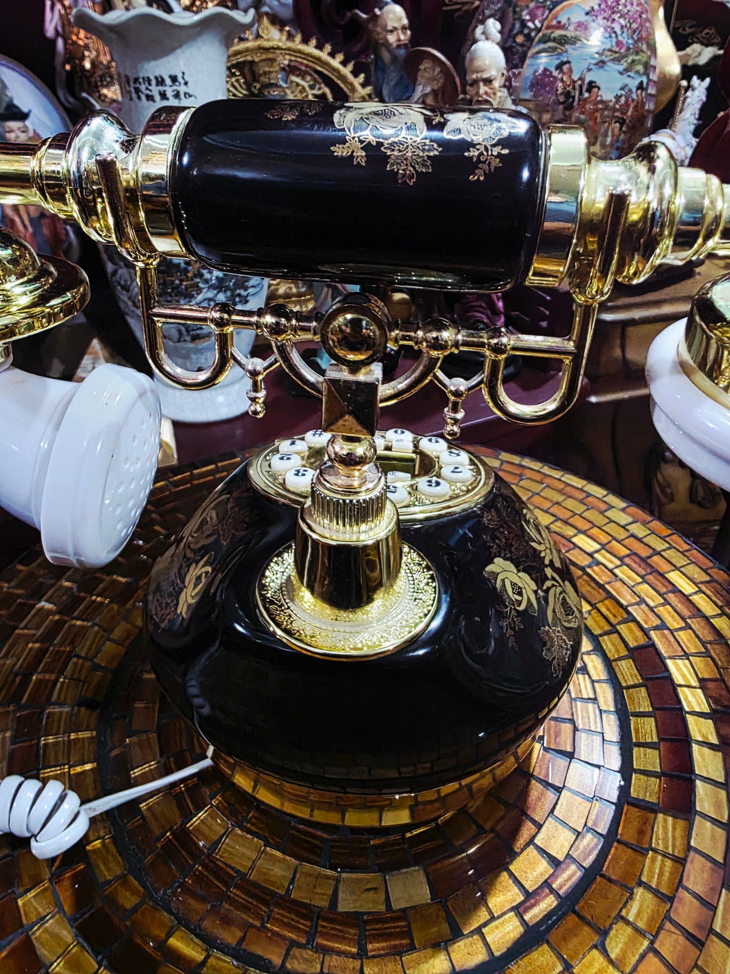 Retro Vintage Telephone – Classic Elegance in Working Order 🪞🕰️🌿