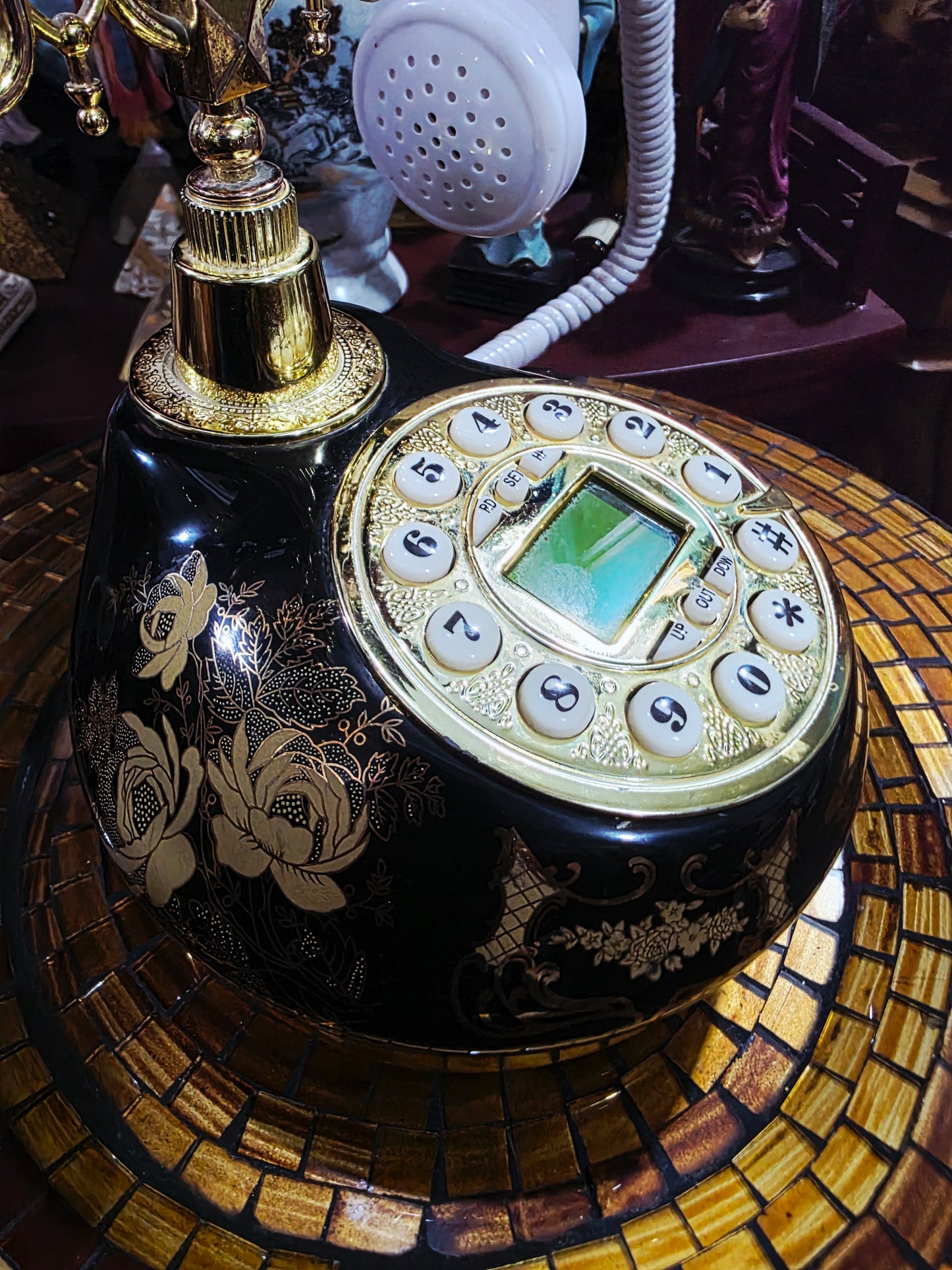 Retro Vintage Telephone – Classic Elegance in Working Order 🪞🕰️🌿
