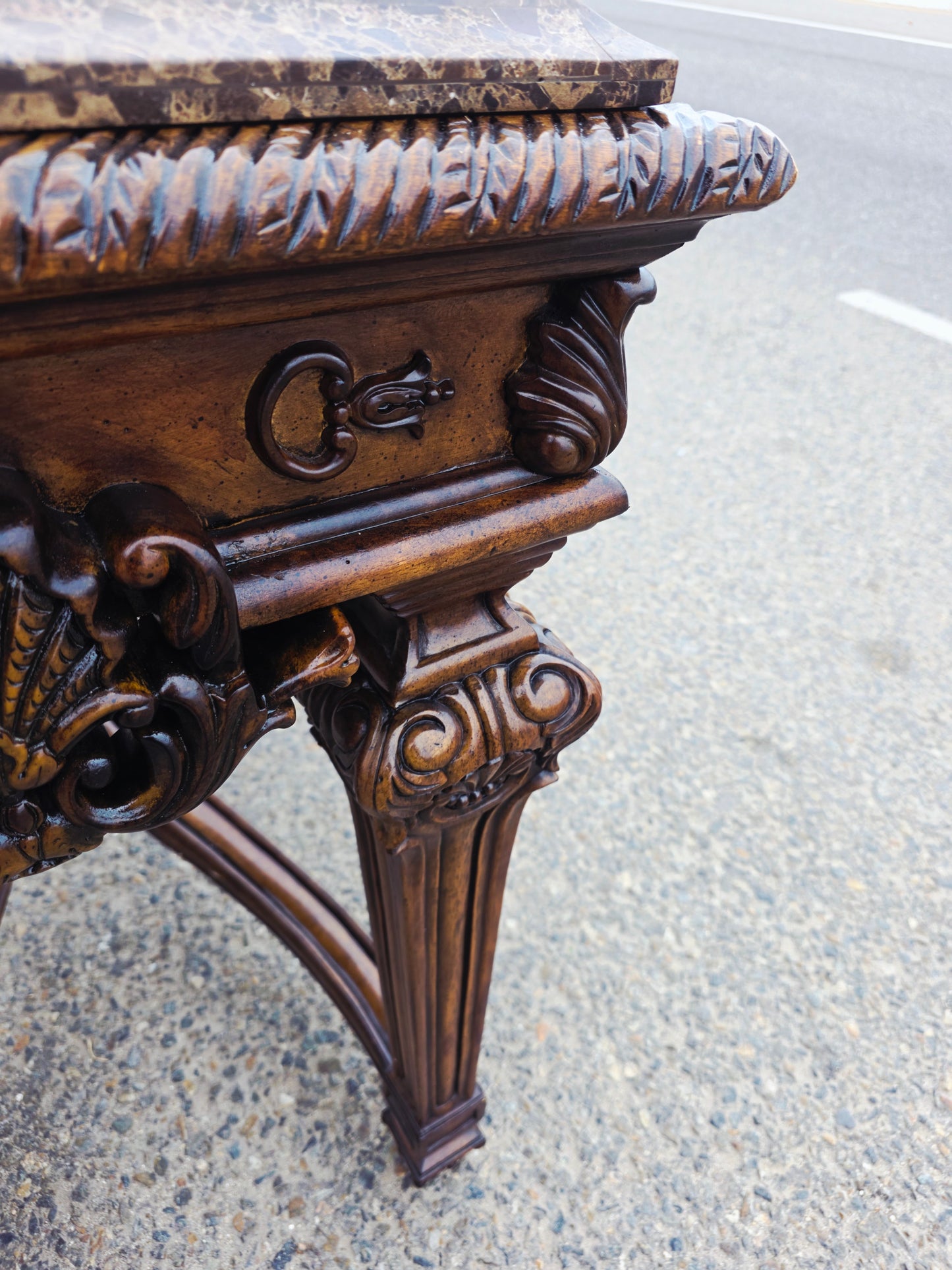 Credenza Casa Mollino – Ashley Furniture, Elegance with Marble Top 🪞🏛️🌿