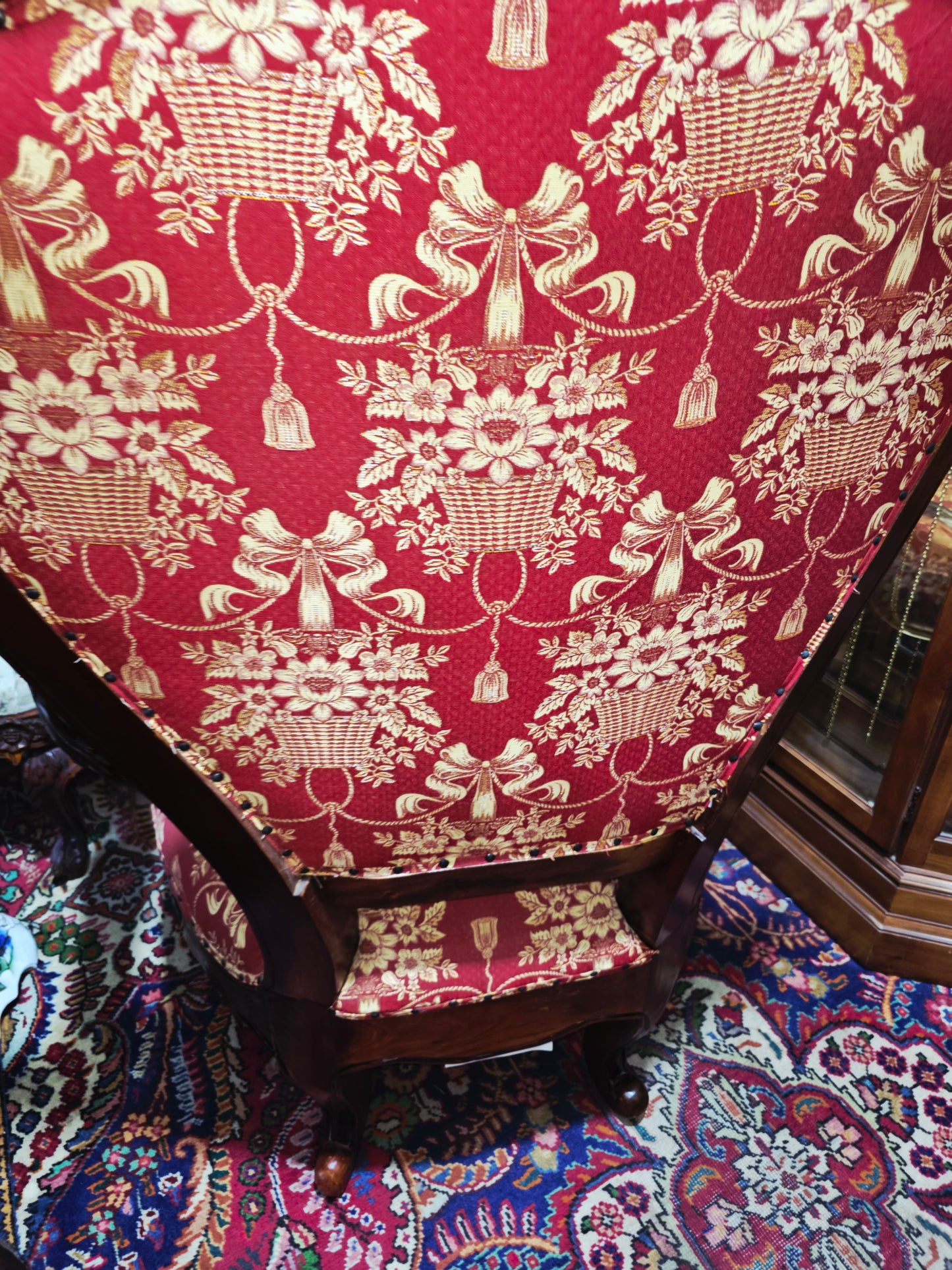 Carved Mahogany Throne Armchair – Power and Distinction 🪞🌿🪶