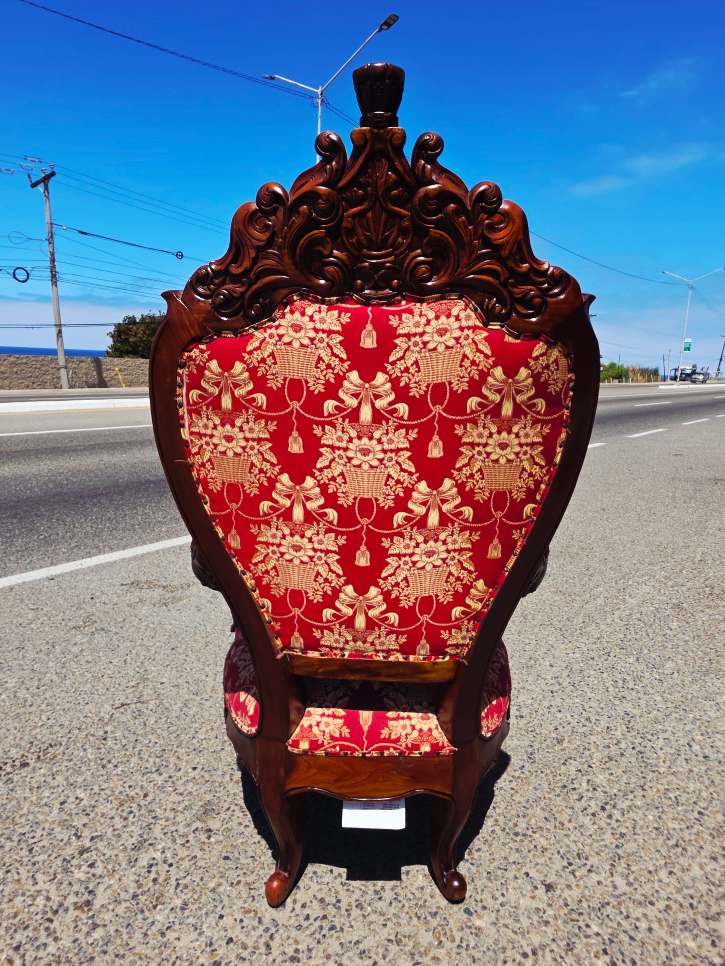 Carved Mahogany Throne Armchair – Power and Distinction 🪞🌿🪶