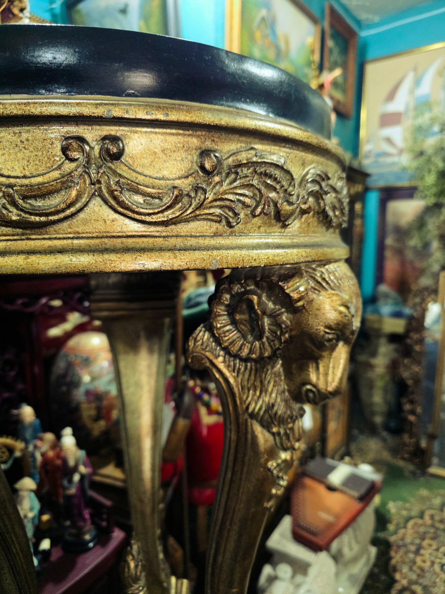 Decorative Aged Gold Pedestal with Black Top 🌿🏛️🌹