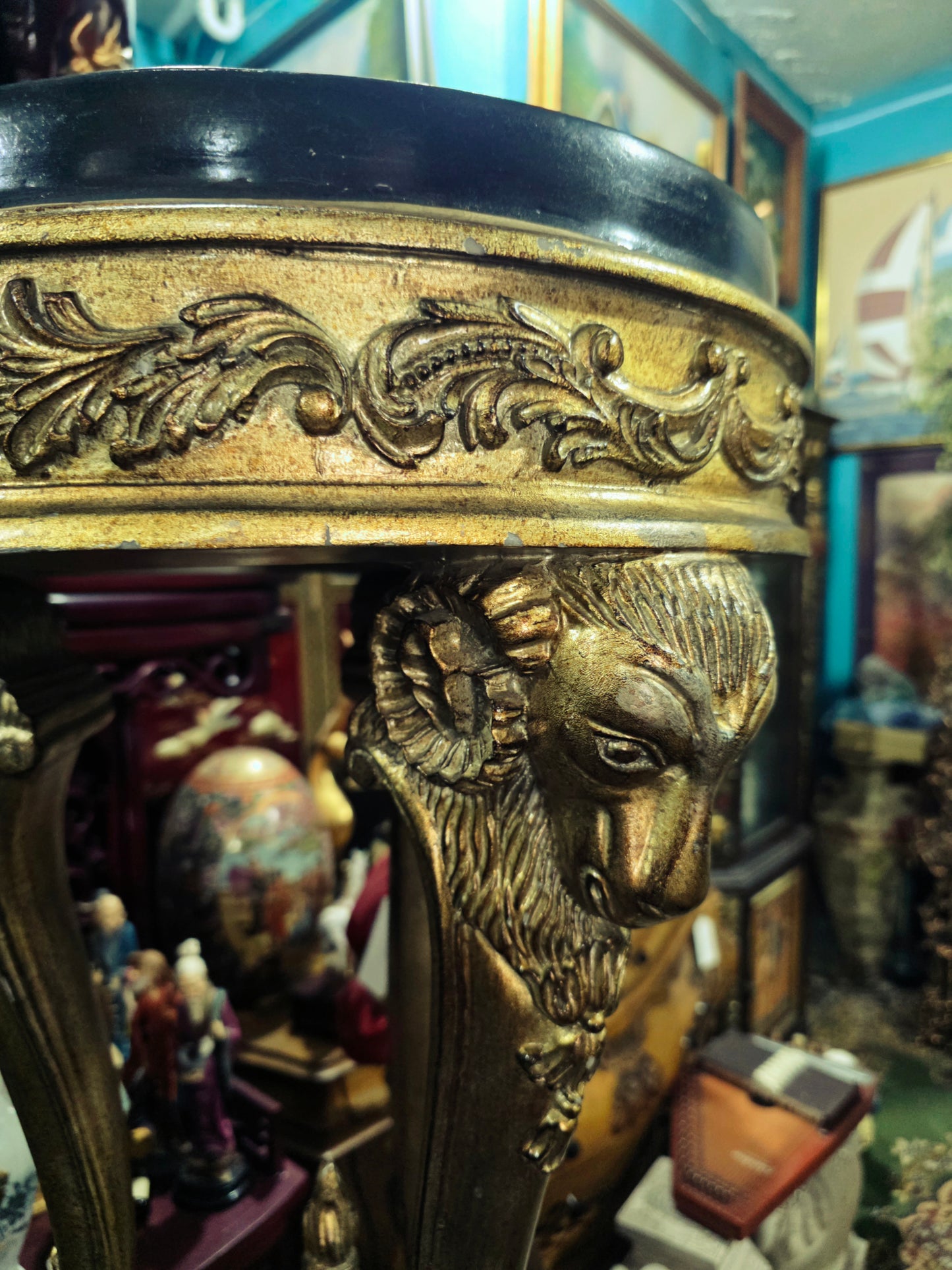 Decorative Aged Gold Pedestal with Black Top 🌿🏛️🌹