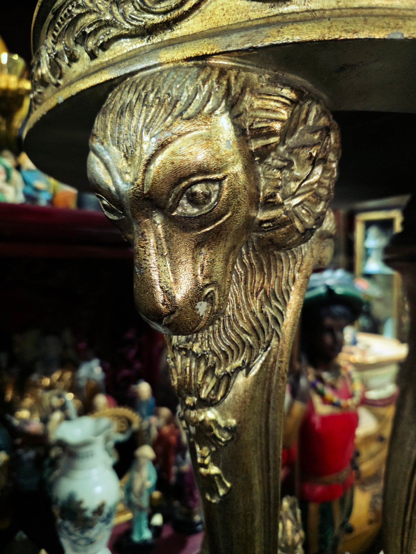Decorative Aged Gold Pedestal with Black Top 🌿🏛️🌹