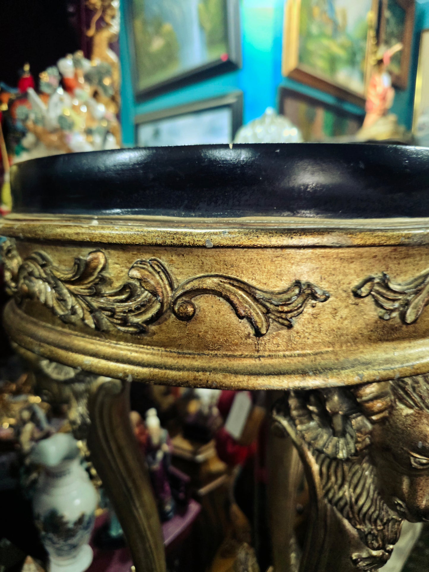 Decorative Aged Gold Pedestal with Black Top 🌿🏛️🌹