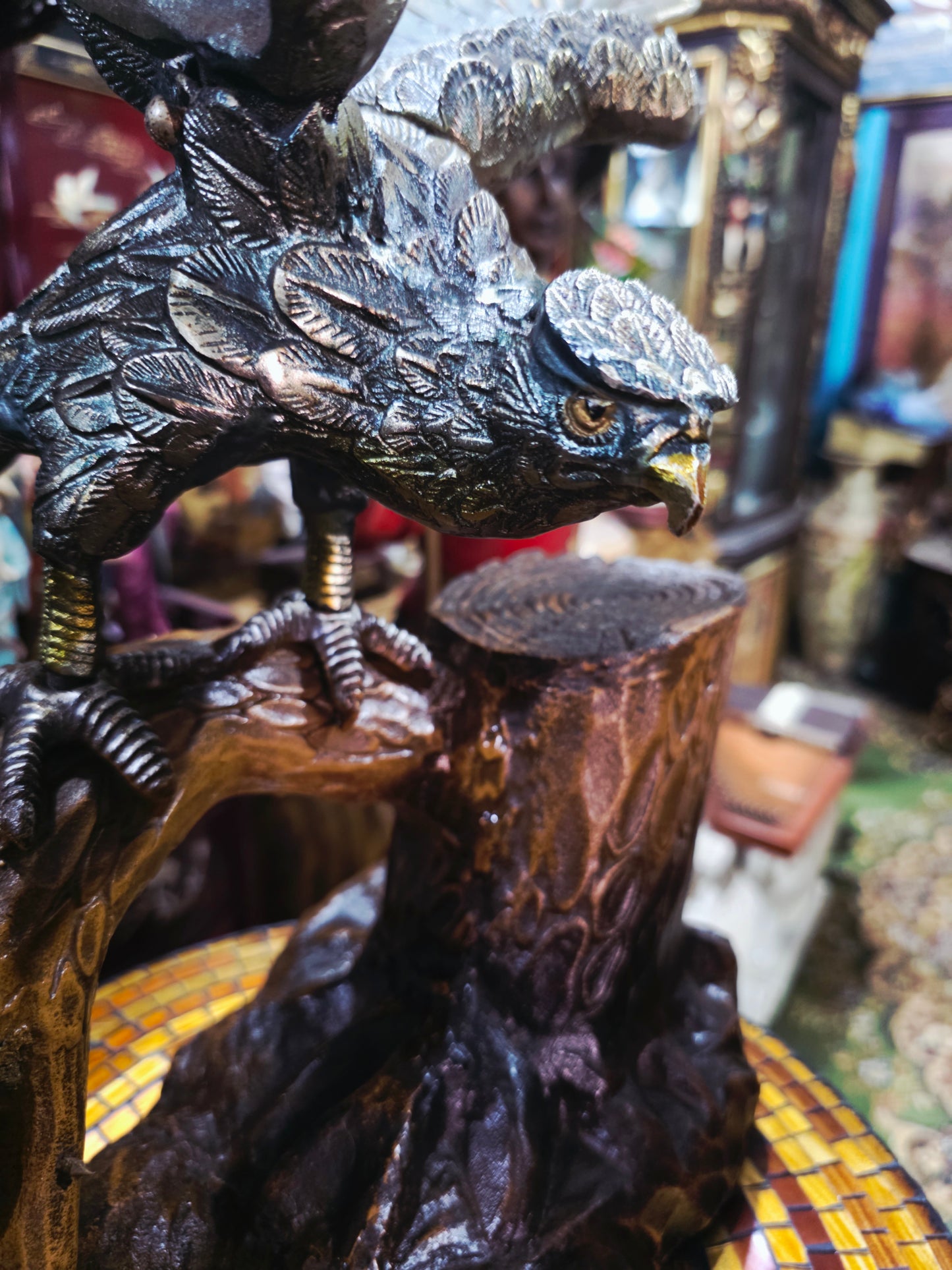 Hawk Sculpture Perched on a Tree Trunk – Art with Majestic Detail🦅