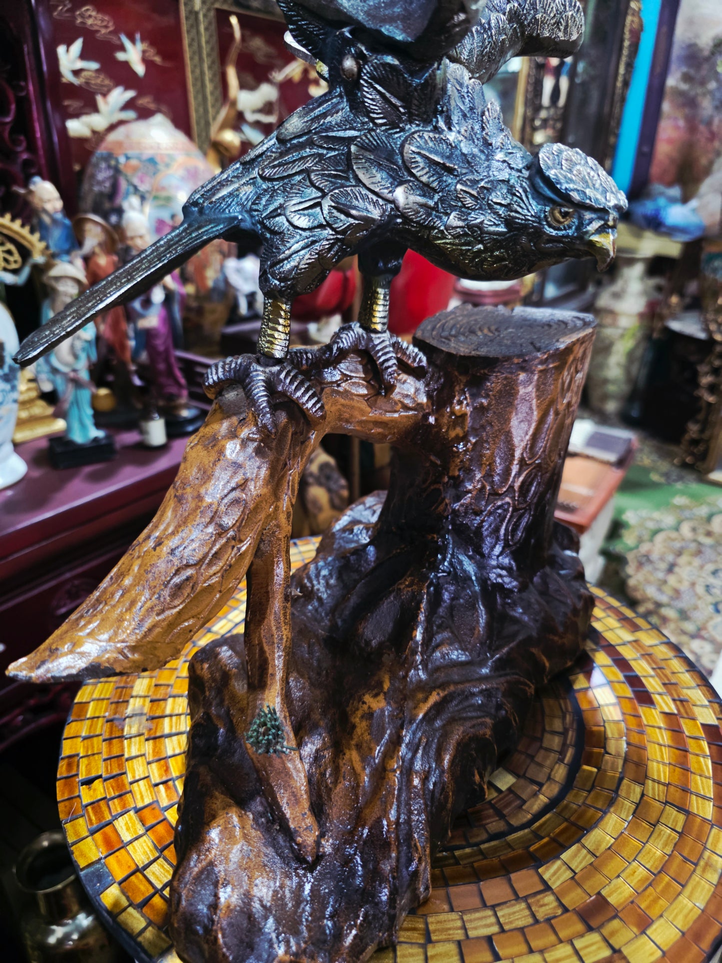 Hawk Sculpture Perched on a Tree Trunk – Art with Majestic Detail🦅