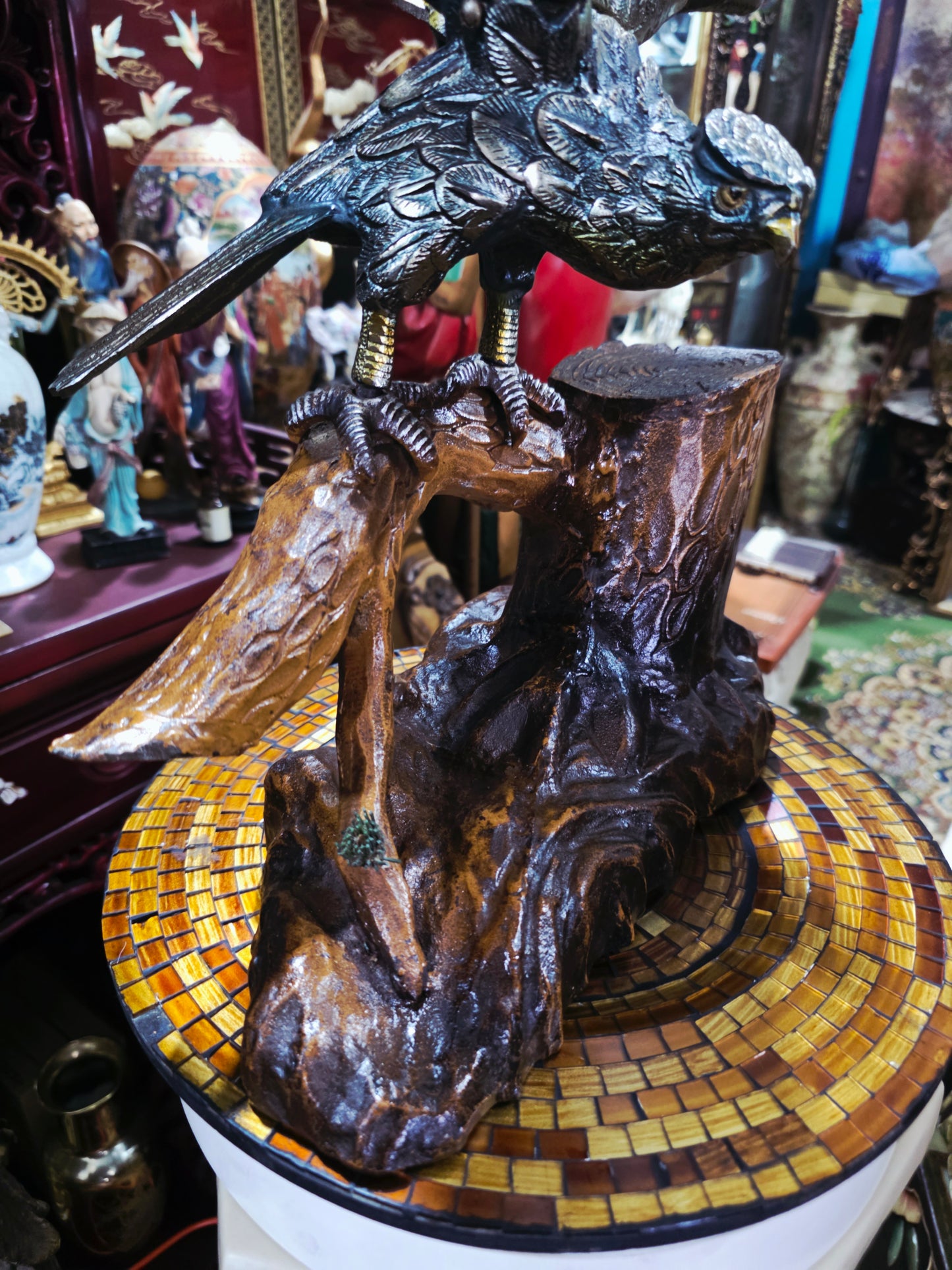 Hawk Sculpture Perched on a Tree Trunk – Art with Majestic Detail🦅