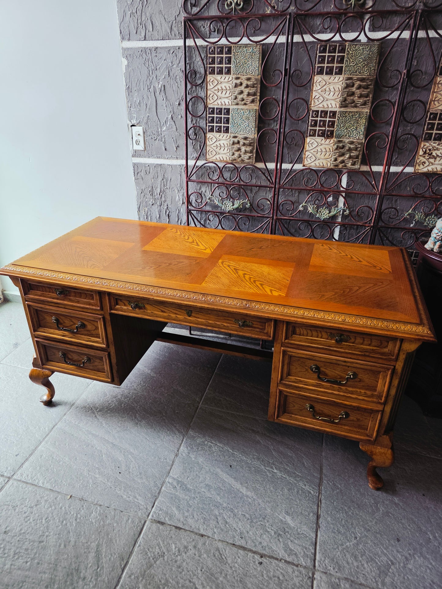 Bernhardt Flair Division Desk – Queen Anne Revival (1970s) 🪶⚜️🕊️