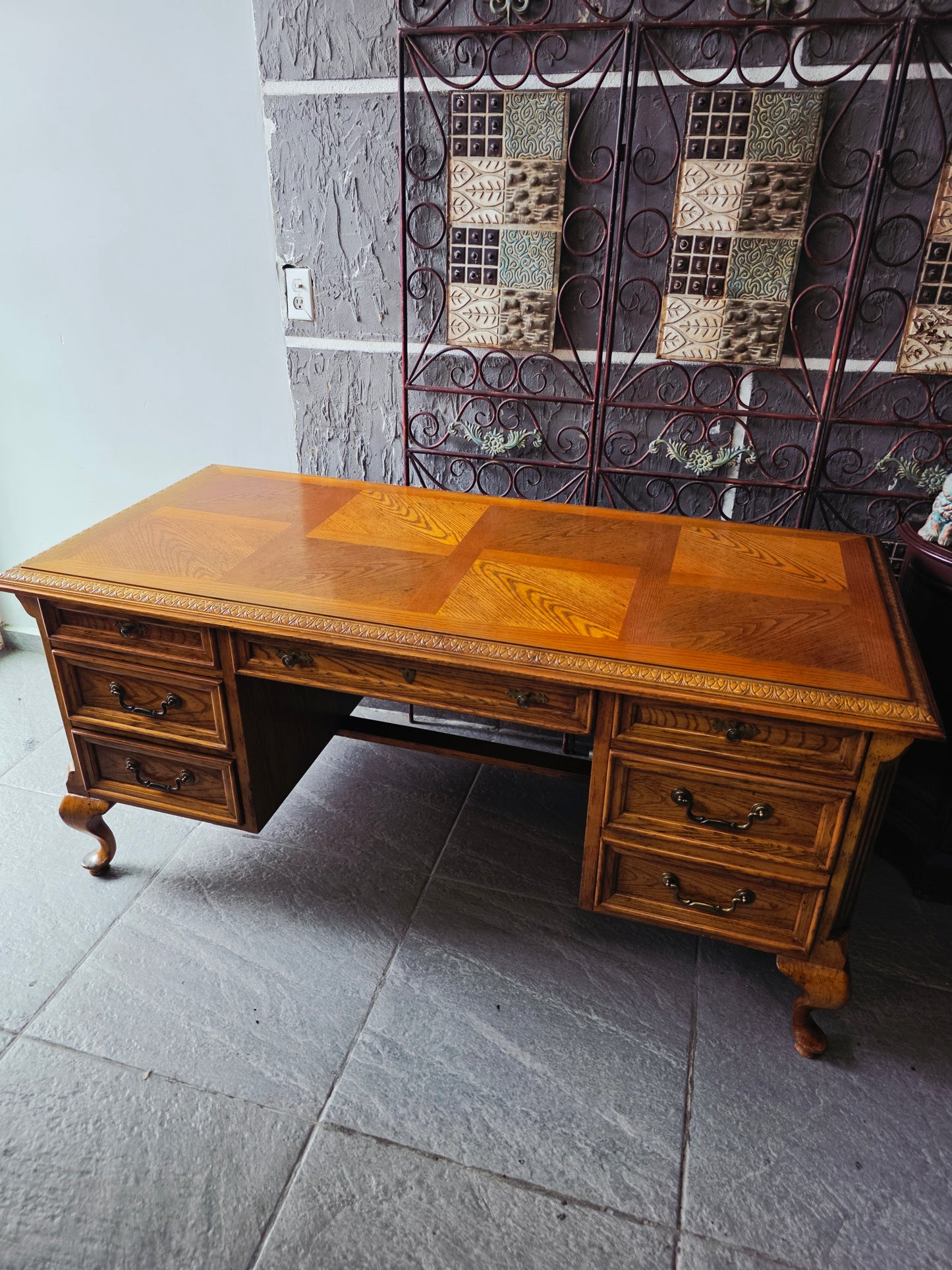 Bernhardt Flair Division Desk – Queen Anne Revival (1970s) 🪶⚜️🕊️