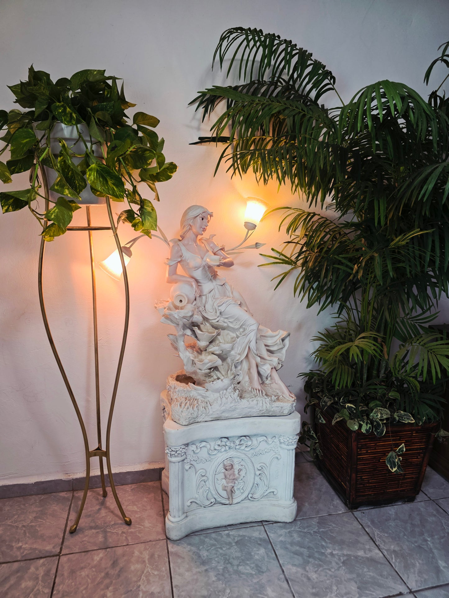 Fuente Escultorica Clasica con Figura Decorativa🕊️🎨✨