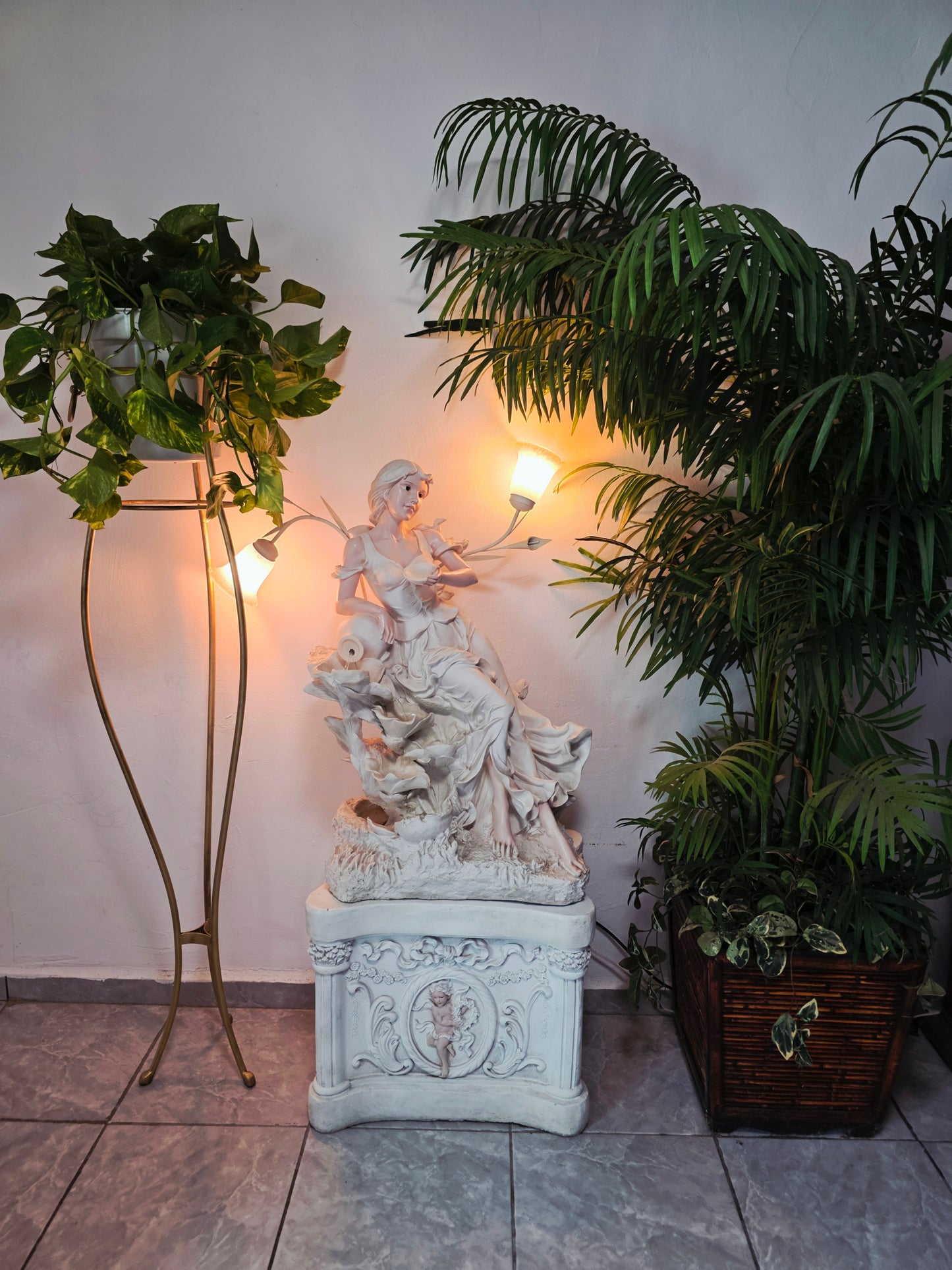 Fuente Escultorica Clasica con Figura Decorativa🕊️🎨✨