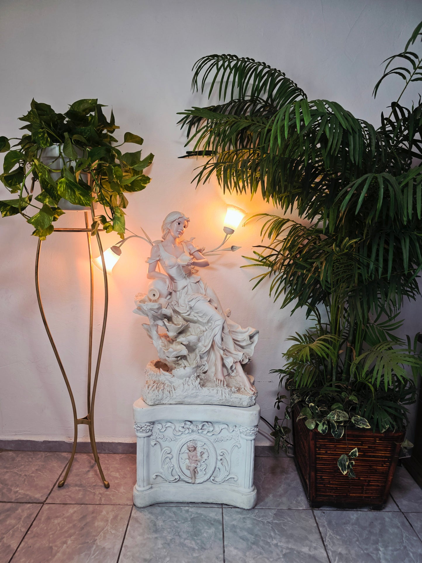 Fuente Escultorica Clasica con Figura Decorativa🕊️🎨✨