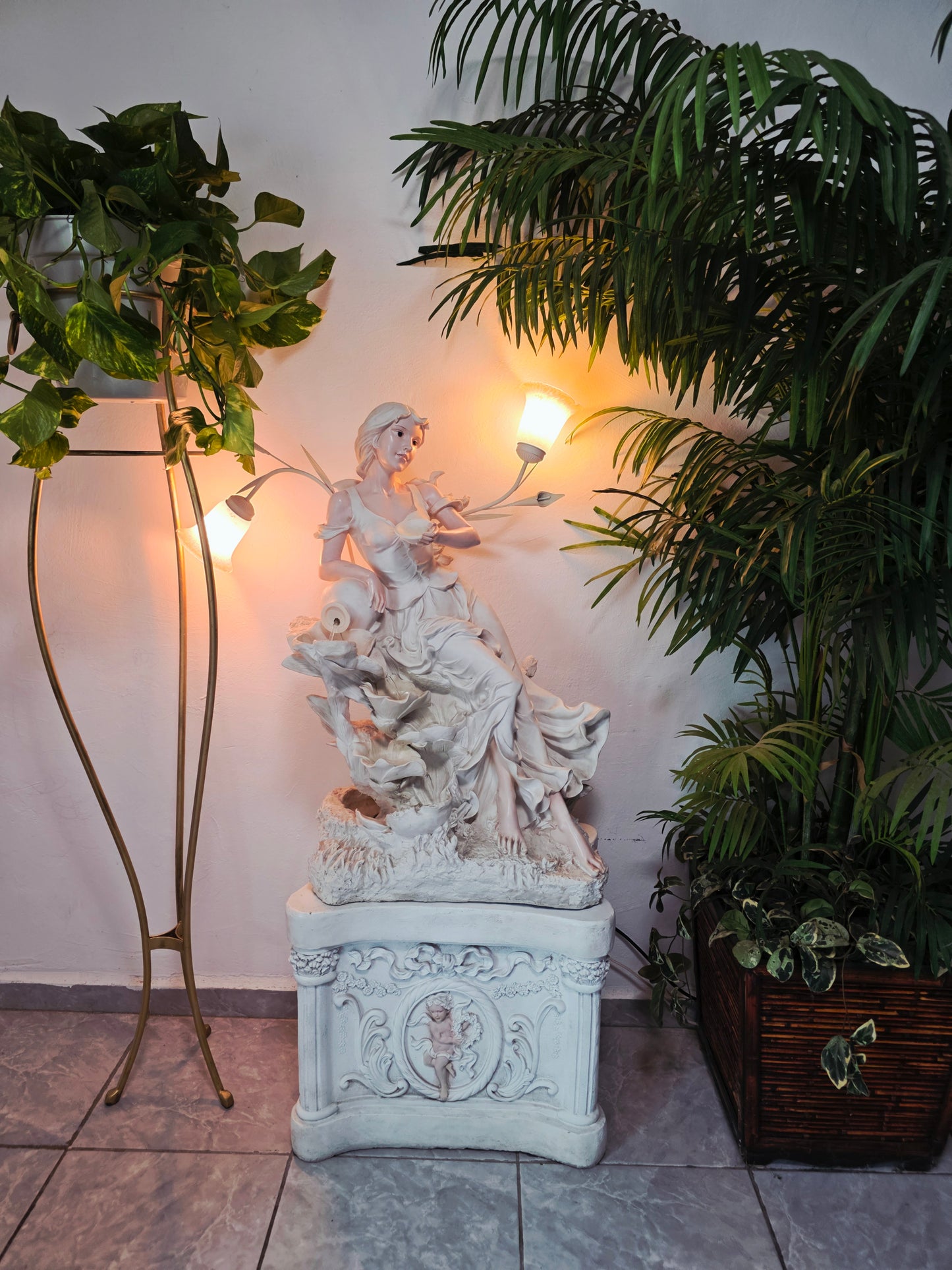 Fuente Escultorica Clasica con Figura Decorativa🕊️🎨✨
