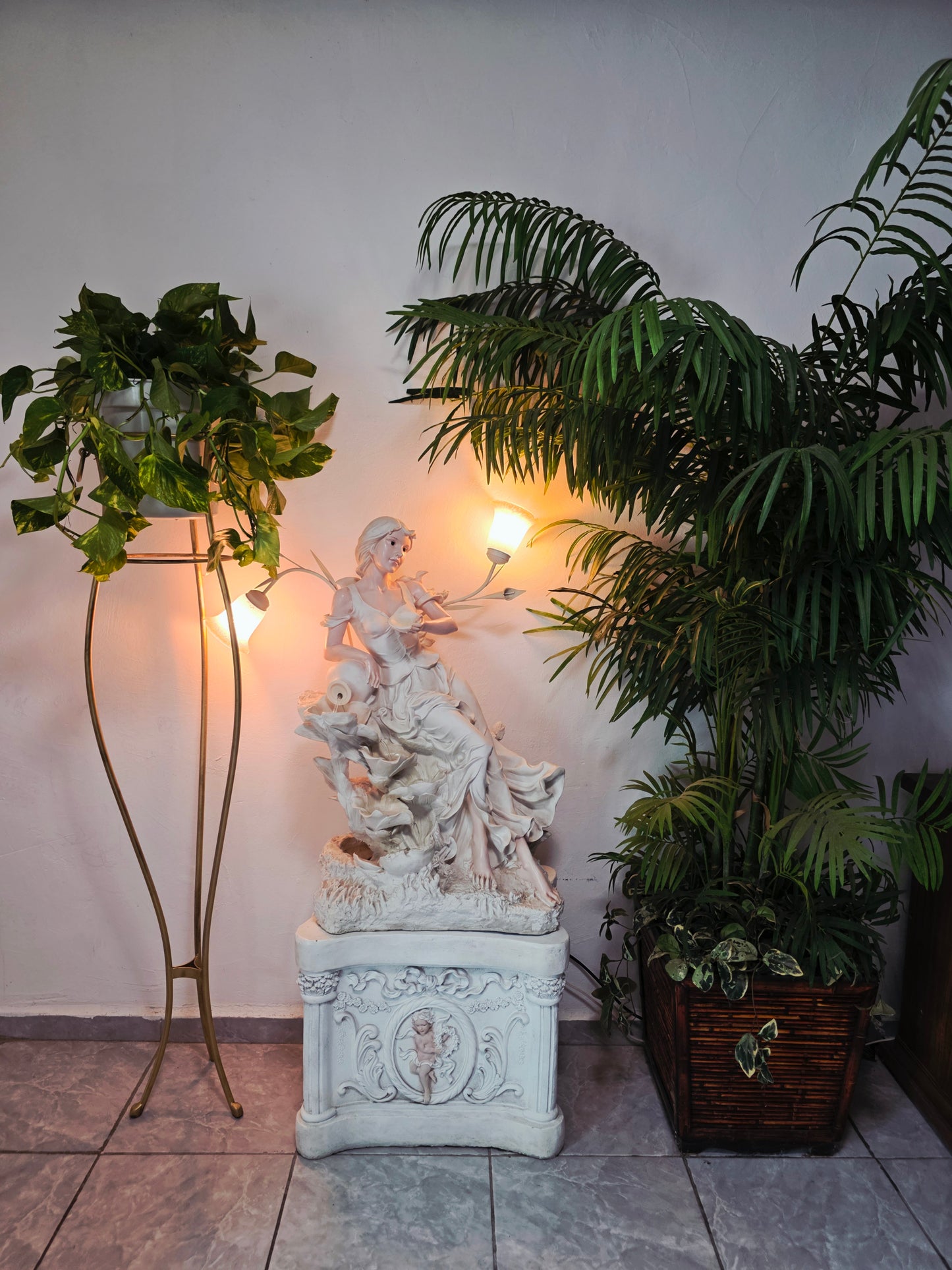 Fuente Escultorica Clasica con Figura Decorativa🕊️🎨✨