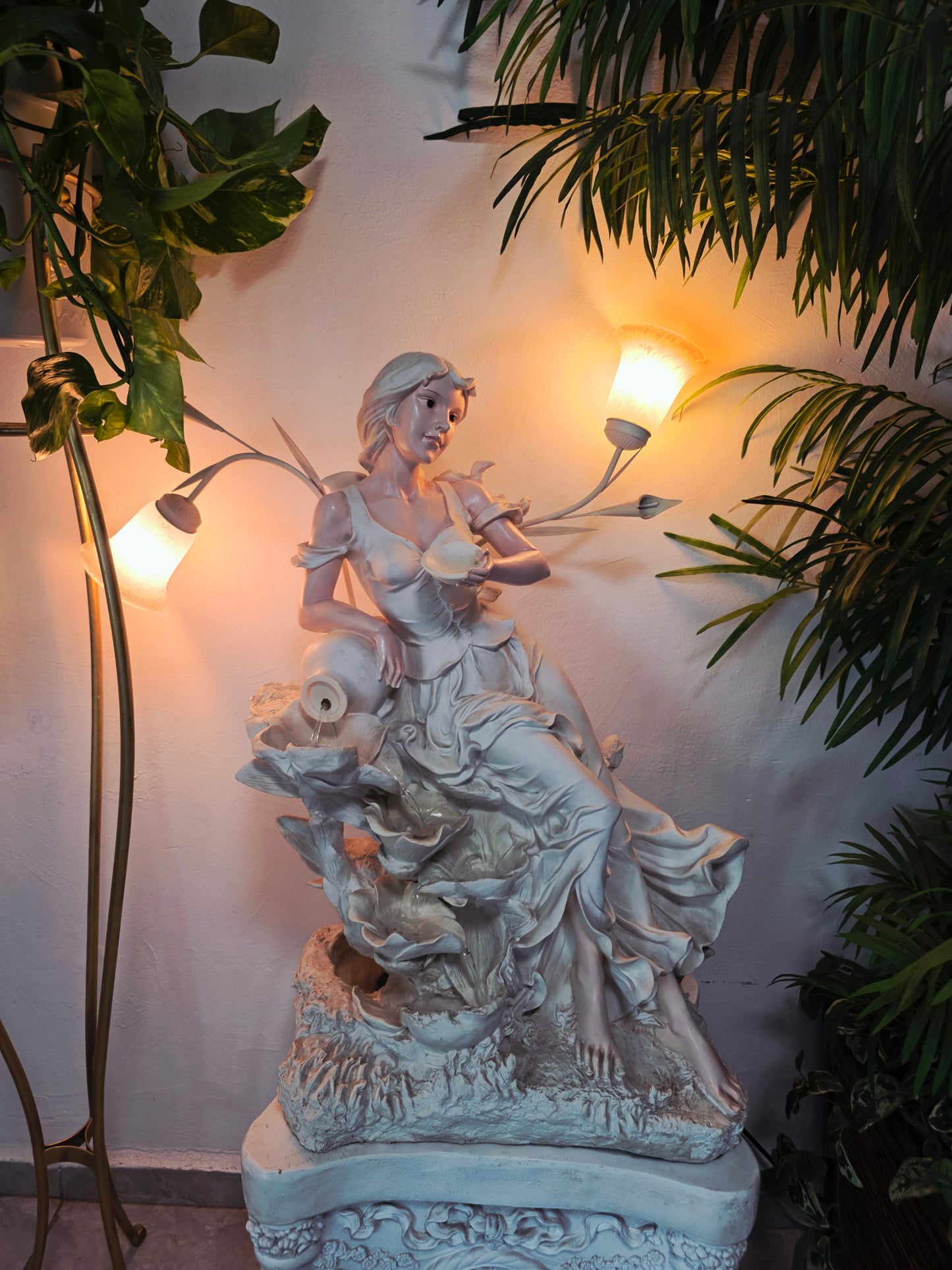 Fuente Escultorica Clasica con Figura Decorativa🕊️🎨✨