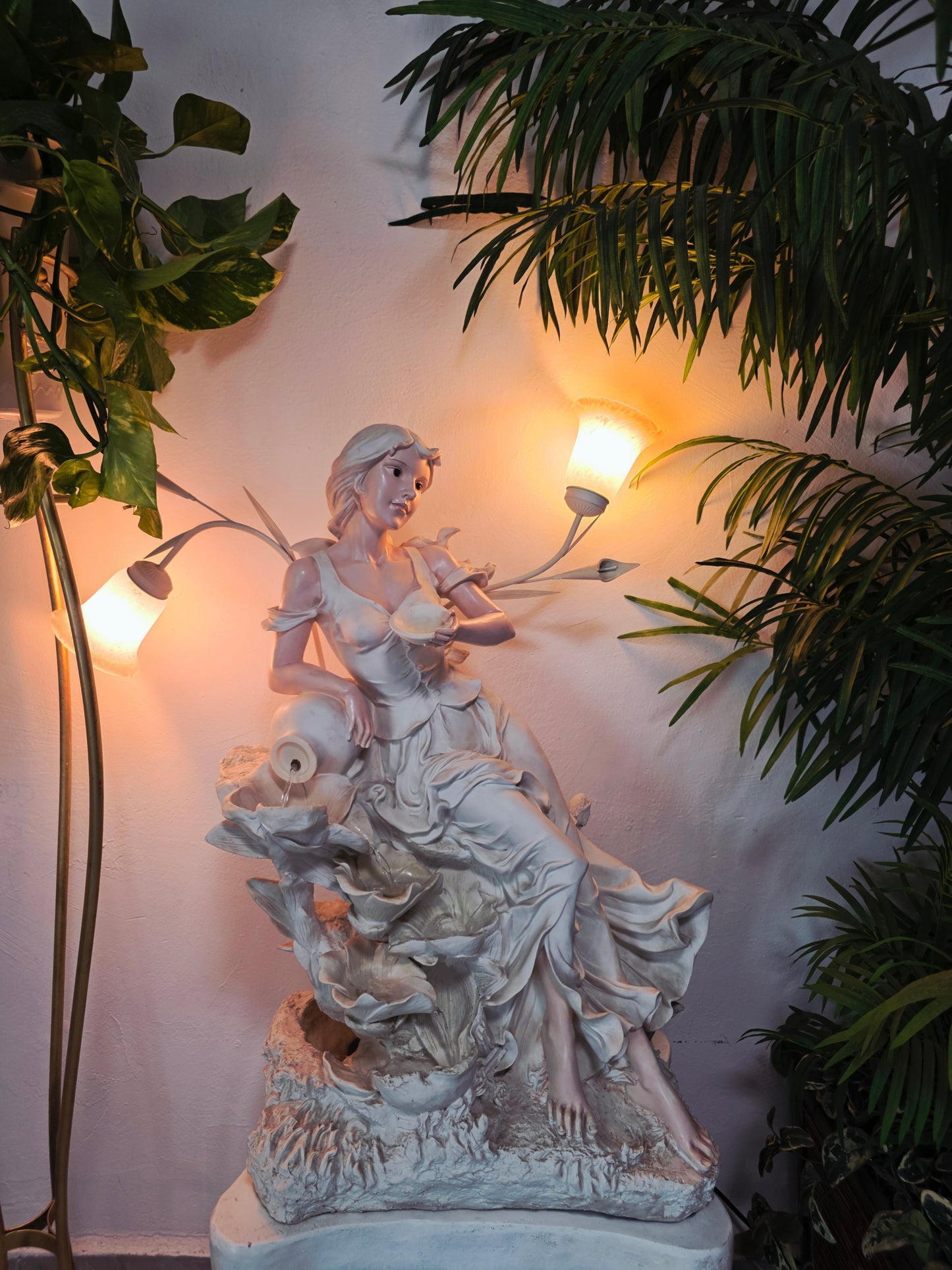 Fuente Escultorica Clasica con Figura Decorativa🕊️🎨✨