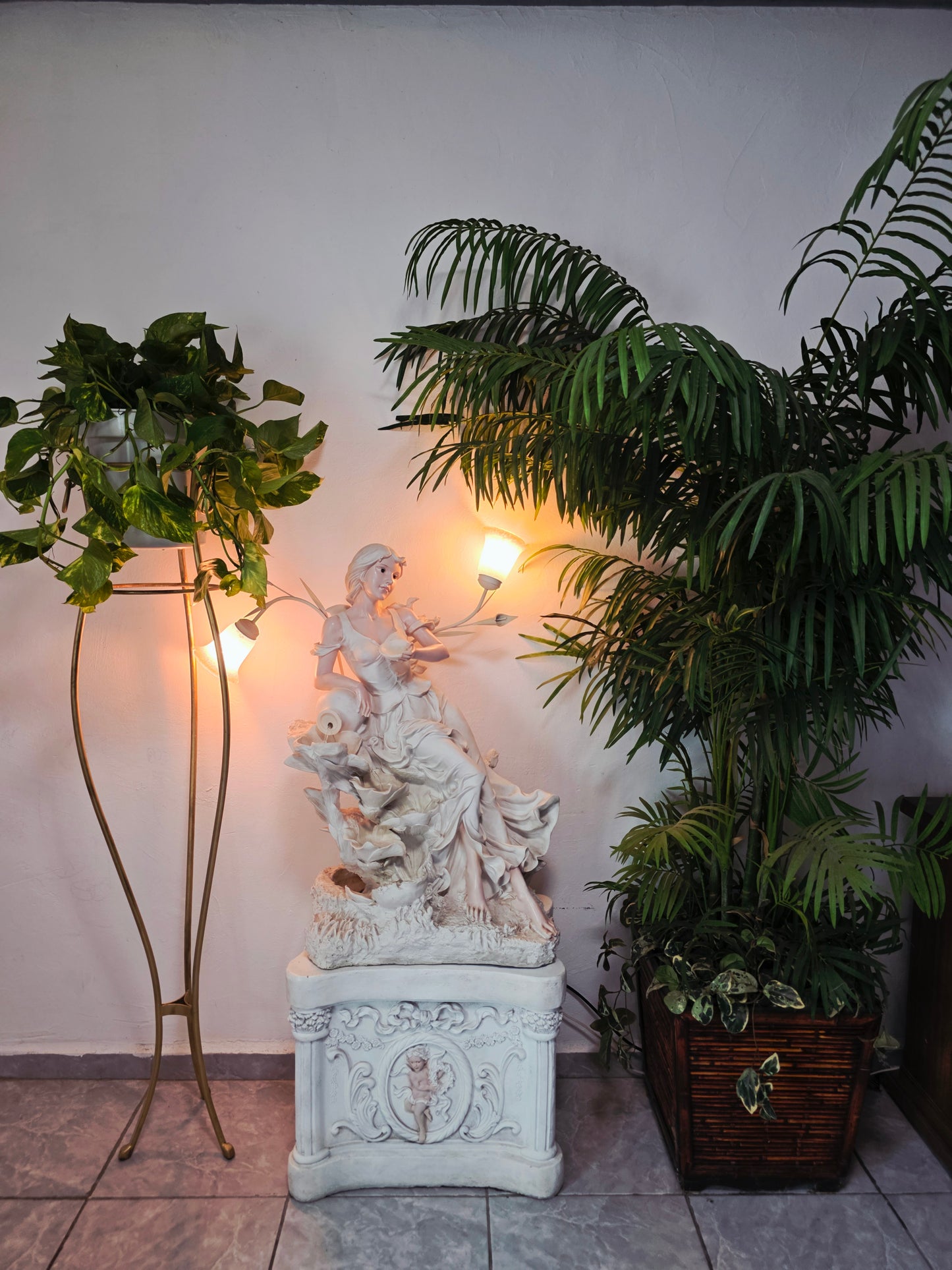 Fuente Escultorica Clasica con Figura Decorativa🕊️🎨✨