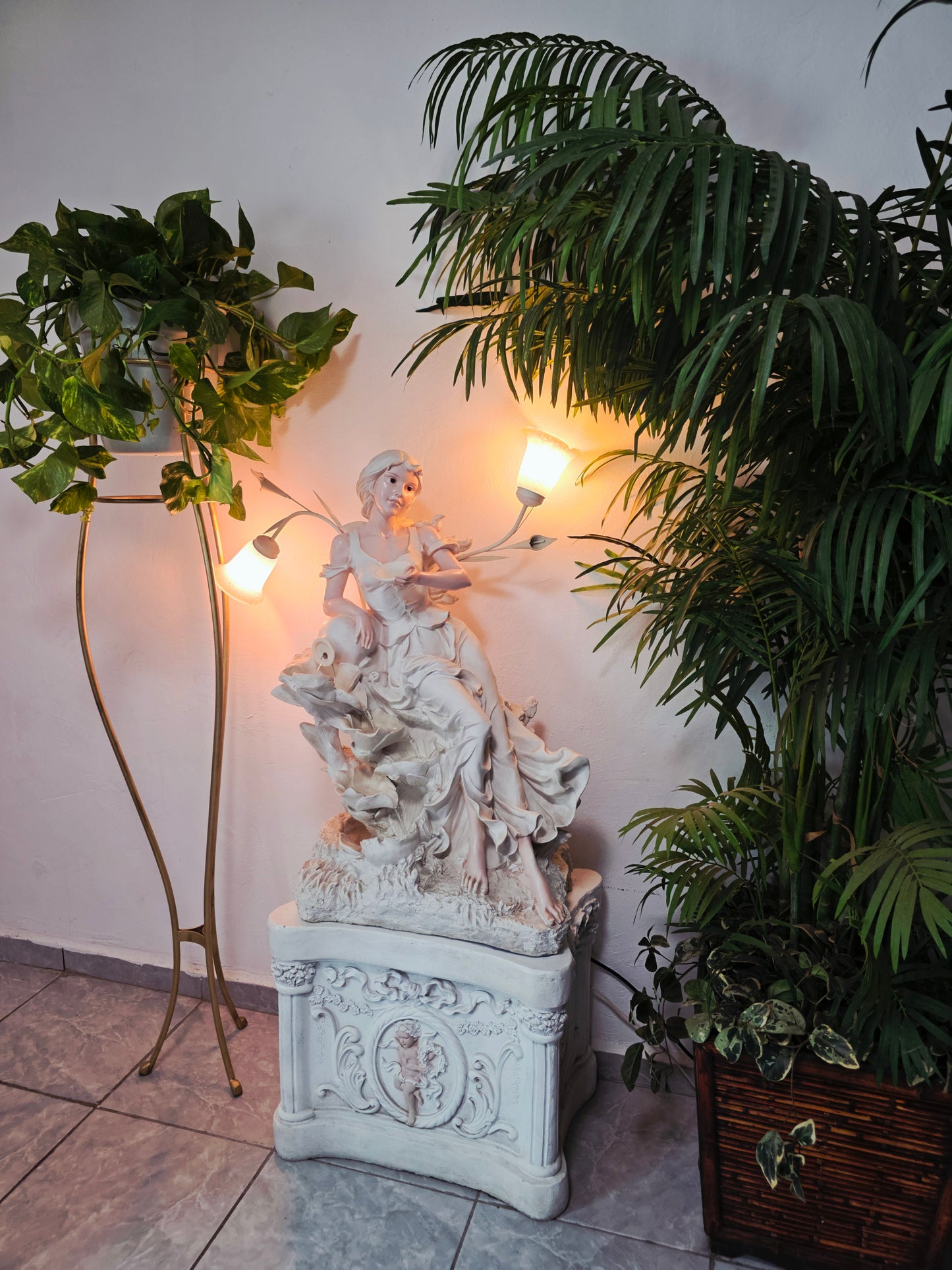 Fuente Escultorica Clasica con Figura Decorativa🕊️🎨✨