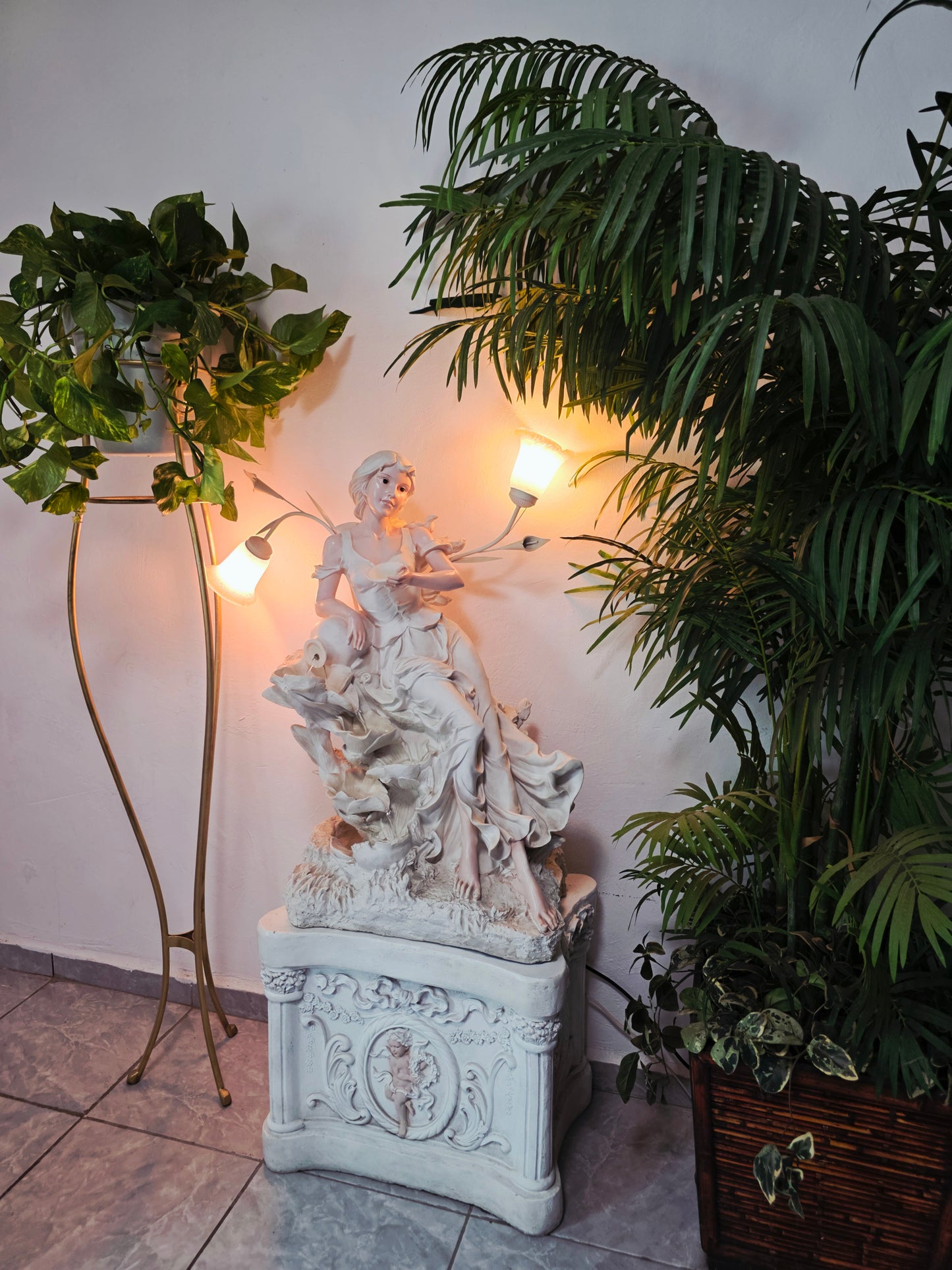 Fuente Escultorica Clasica con Figura Decorativa🕊️🎨✨