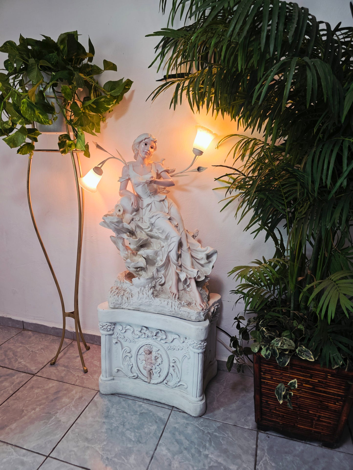 Fuente Escultorica Clasica con Figura Decorativa🕊️🎨✨