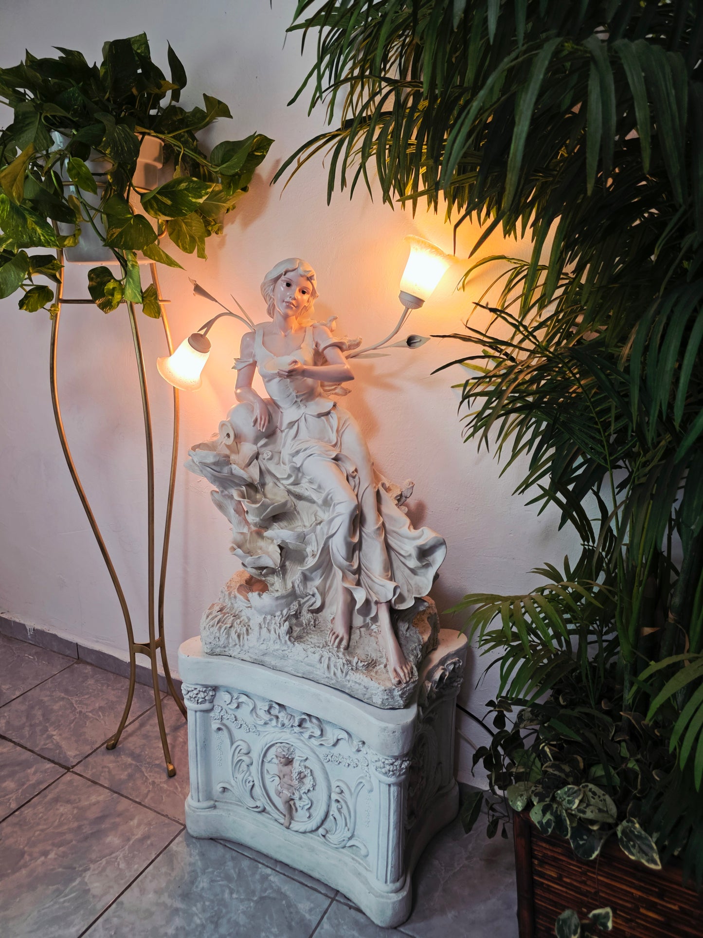 Fuente Escultorica Clasica con Figura Decorativa🕊️🎨✨