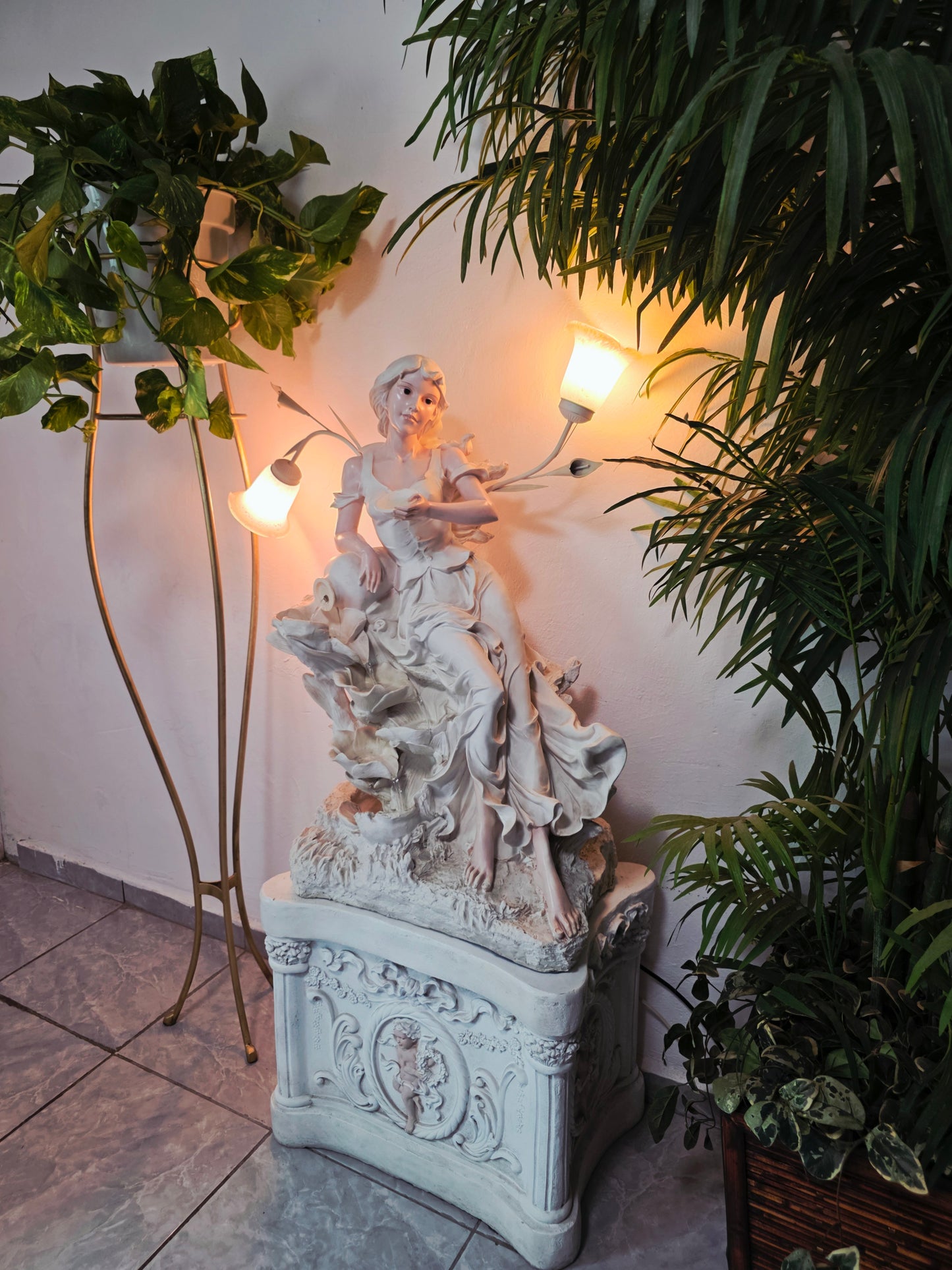 Fuente Escultorica Clasica con Figura Decorativa🕊️🎨✨