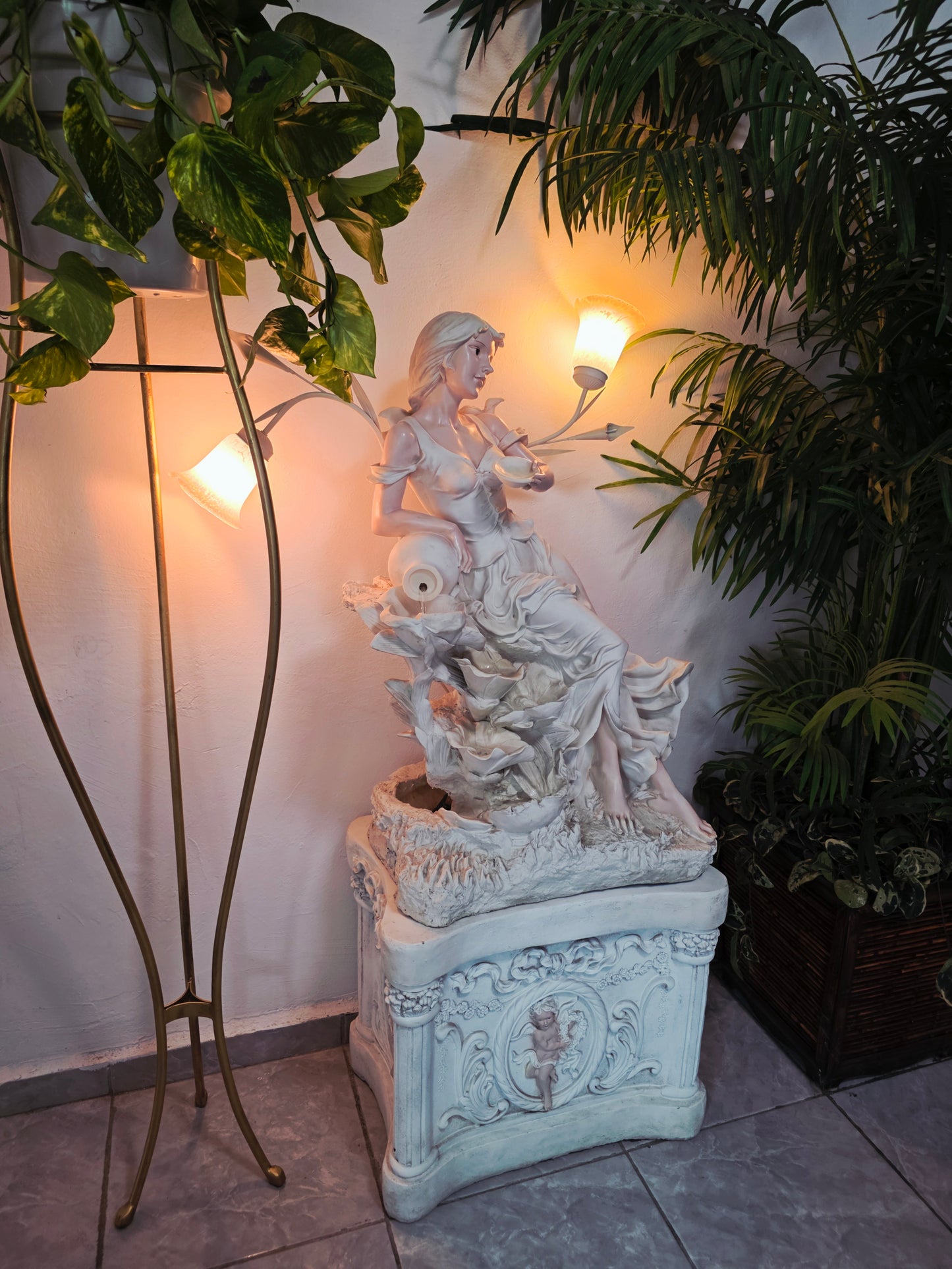 Fuente Escultorica Clasica con Figura Decorativa🕊️🎨✨