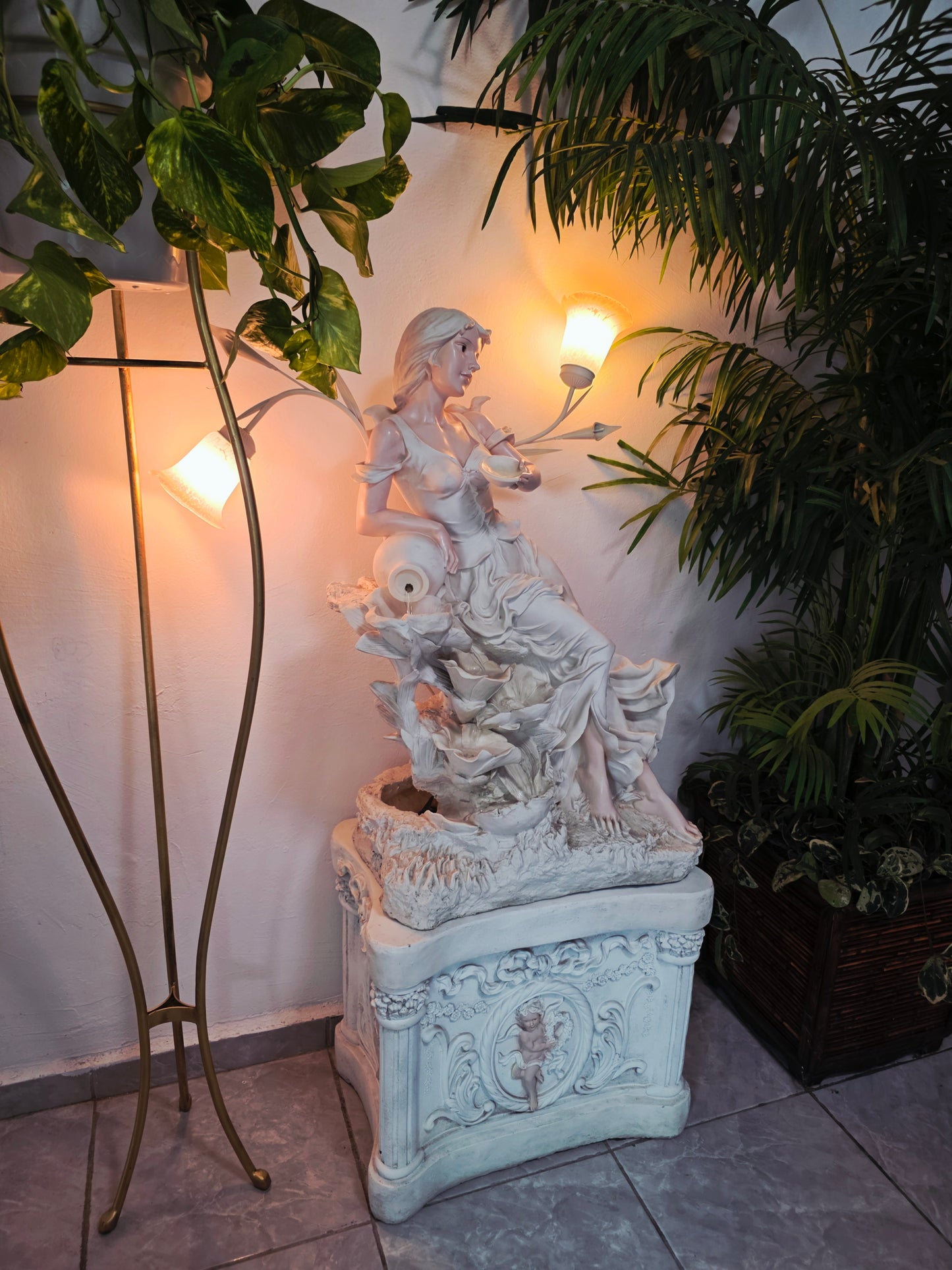 Fuente Escultorica Clasica con Figura Decorativa🕊️🎨✨