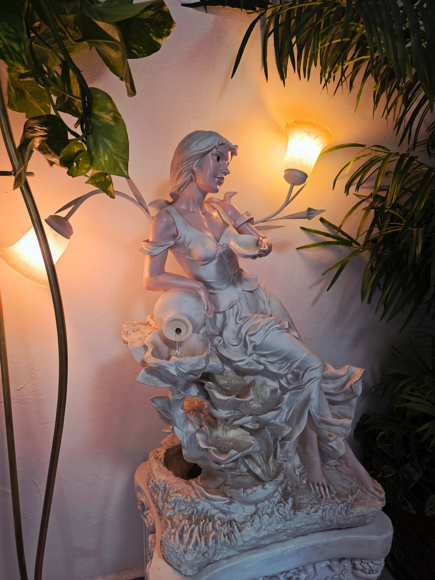 Fuente Escultorica Clasica con Figura Decorativa🕊️🎨✨