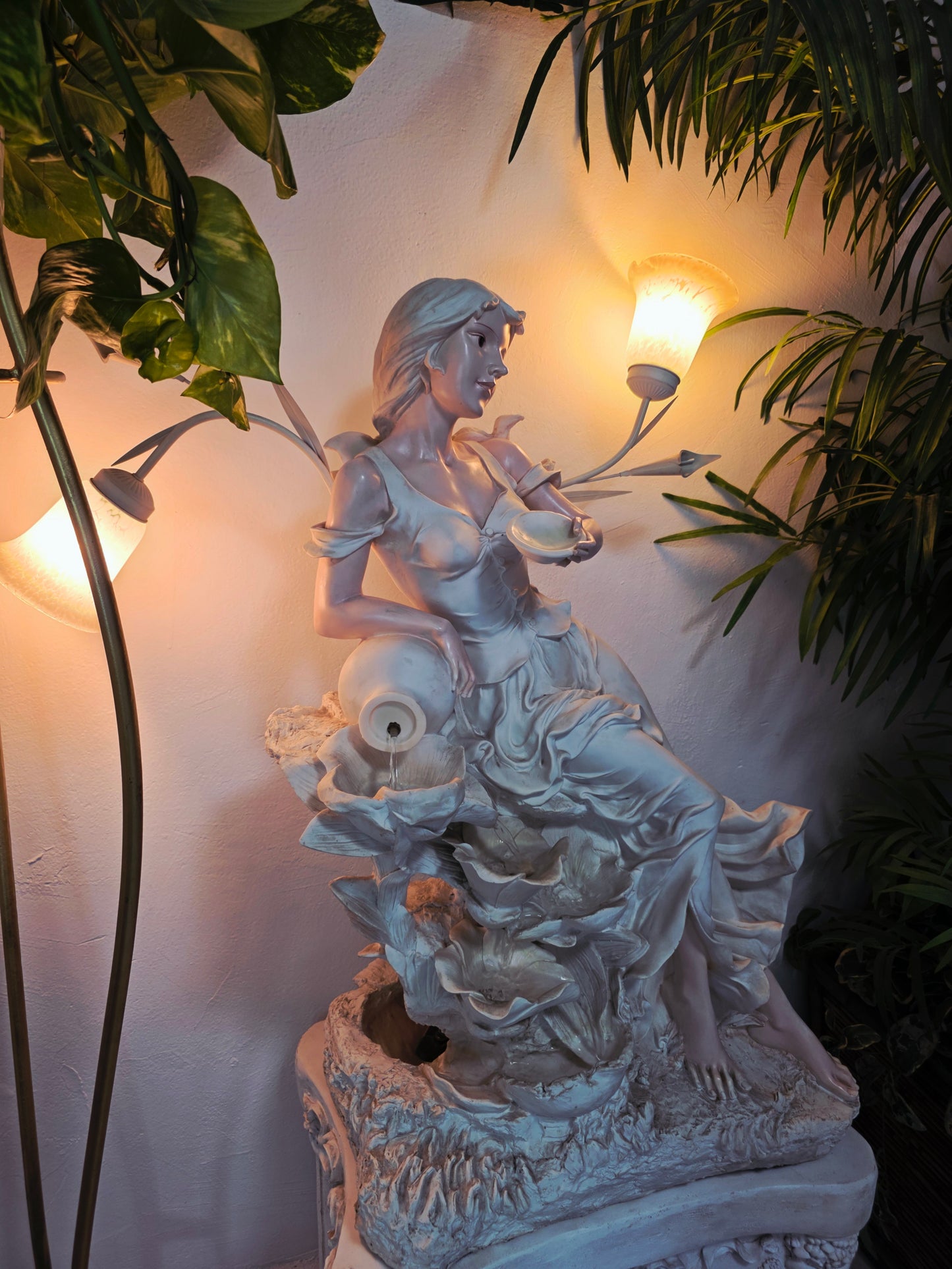 Fuente Escultorica Clasica con Figura Decorativa🕊️🎨✨