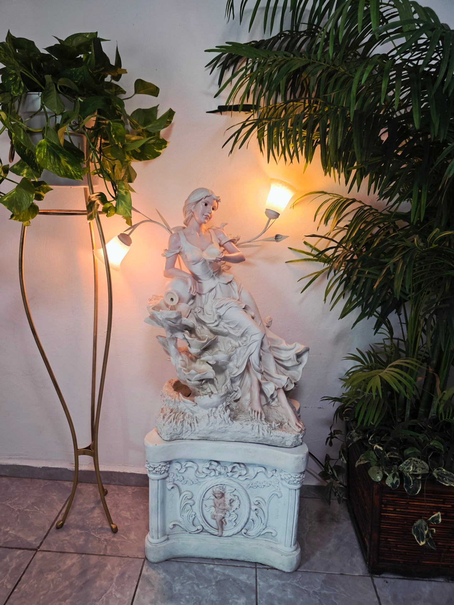 Fuente Escultorica Clasica con Figura Decorativa🕊️🎨✨