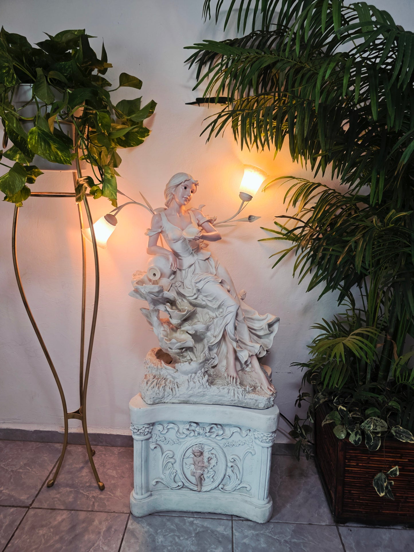 Fuente Escultorica Clasica con Figura Decorativa🕊️🎨✨