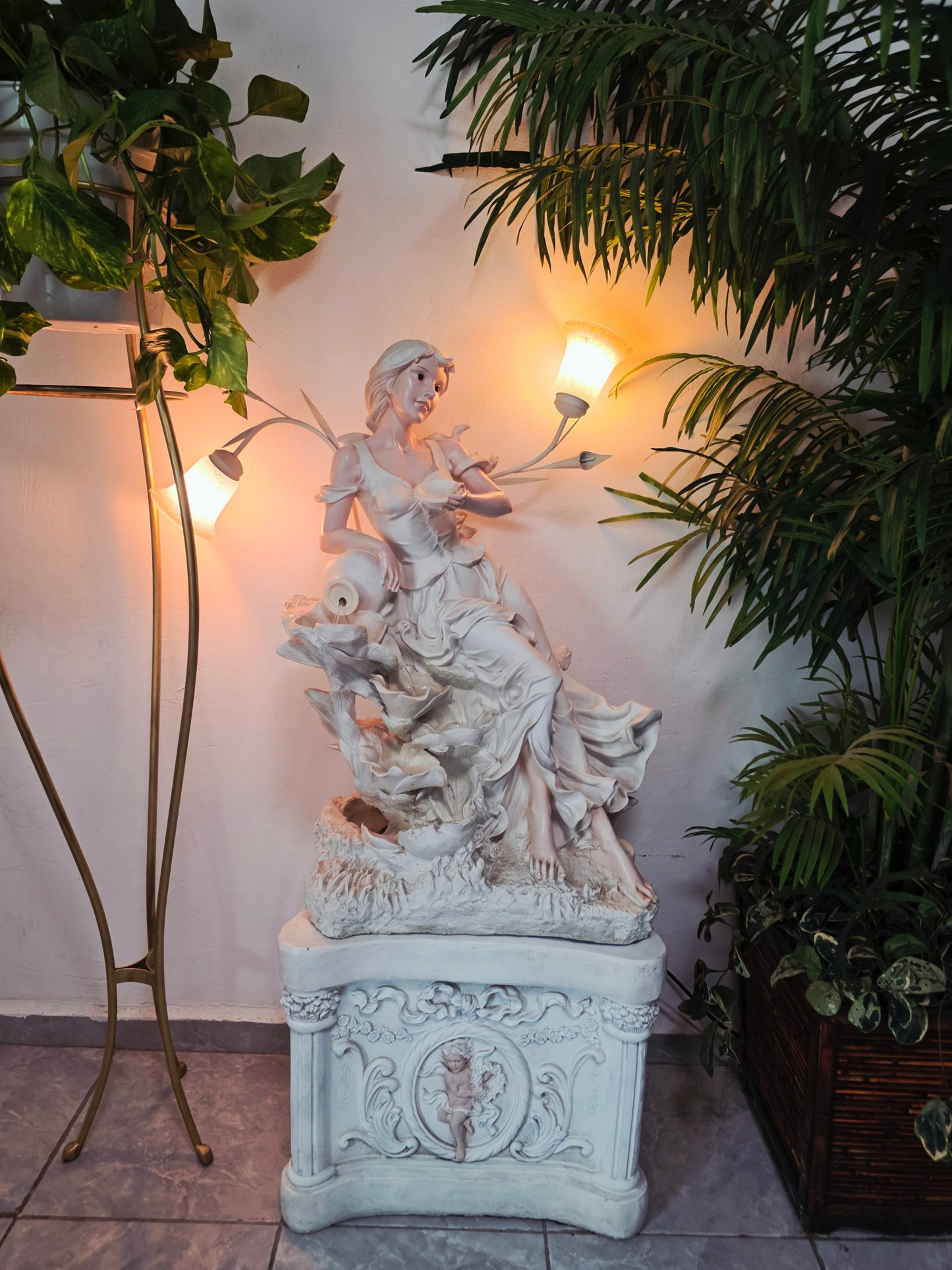Fuente Escultorica Clasica con Figura Decorativa🕊️🎨✨