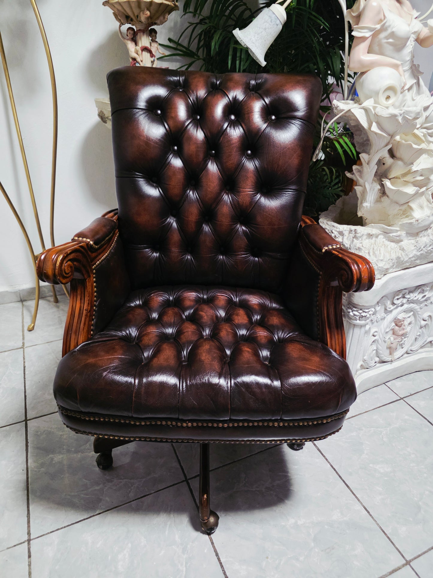 Silla Ejecutiva Chesterfield en Cuero Autentico – Elaborada por Coaster Furniture 🪑🏛️🪶