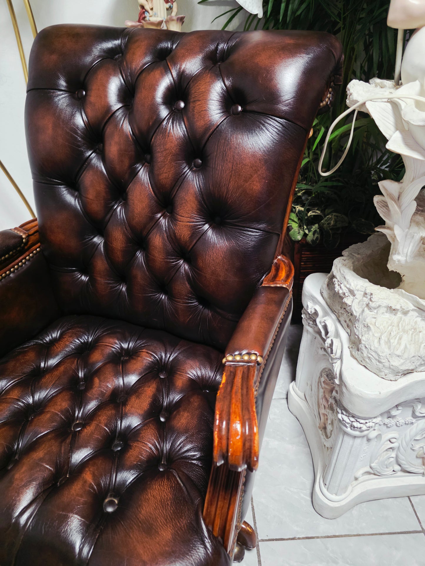 Silla Ejecutiva Chesterfield en Cuero Autentico – Elaborada por Coaster Furniture 🪑🏛️🪶