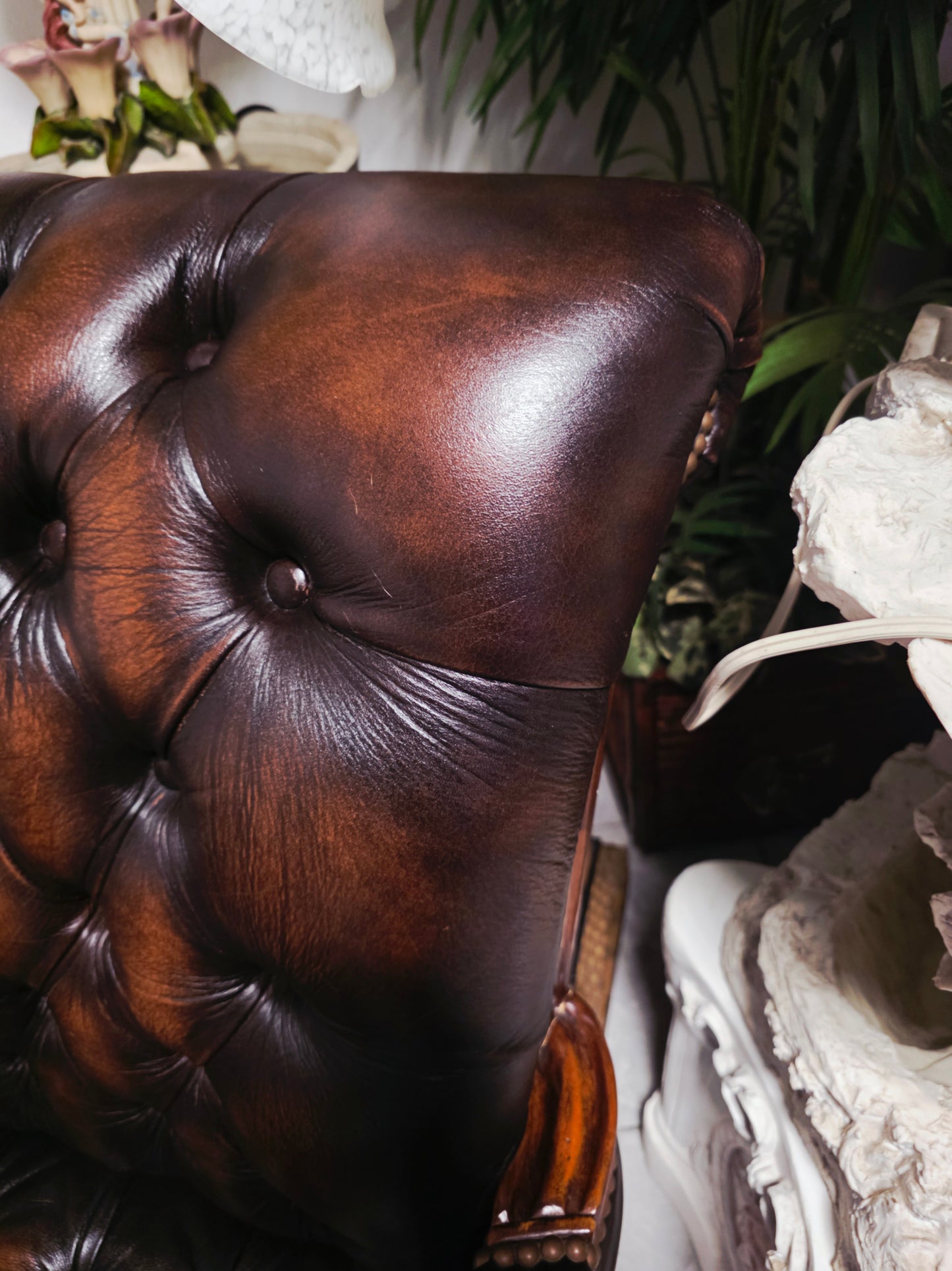 Silla Ejecutiva Chesterfield en Cuero Autentico – Elaborada por Coaster Furniture 🪑🏛️🪶